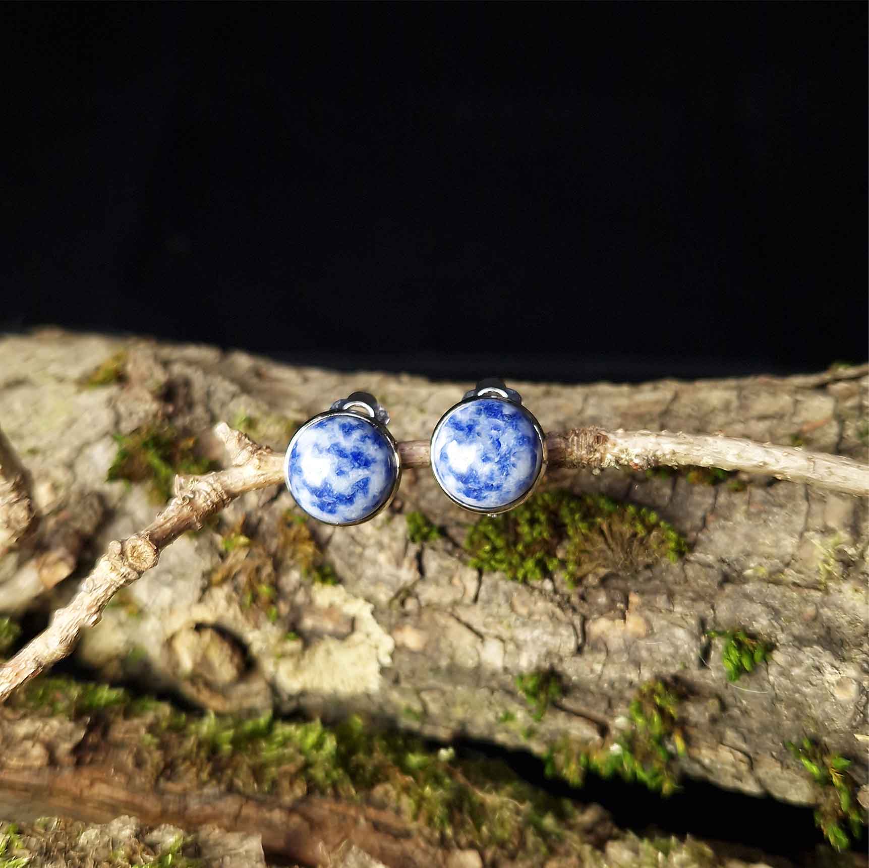 Blauwe edelstenen clips oorbellen met blus spot jaspis hangend aan tak | Blue Spot Clips