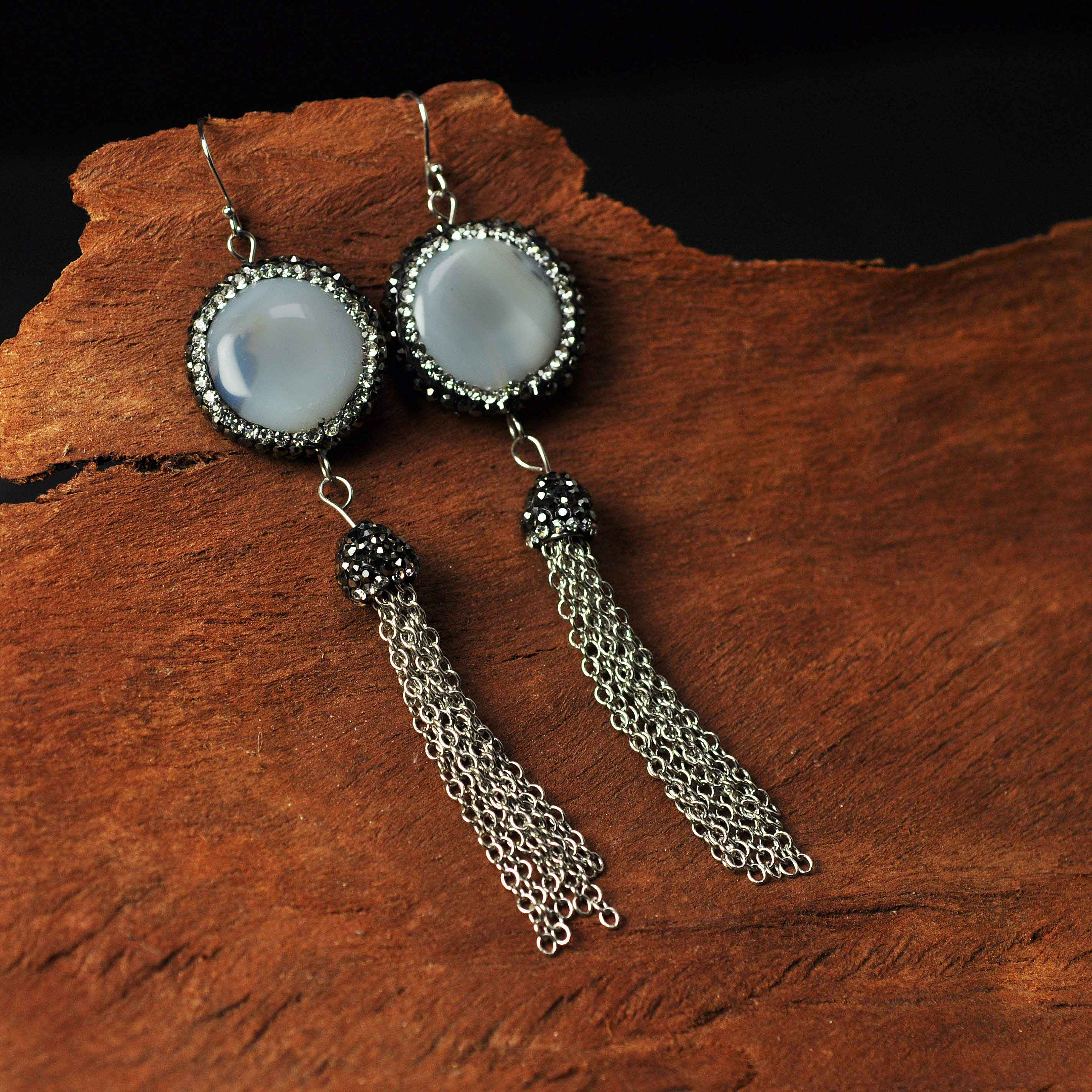Lange grijze edelstenen oorbellen met agaat, stras steentjes, sterling zilver en kwastje ander paar oorbellen liggend op houten ondergrond | Bright Nature Agate Tassel