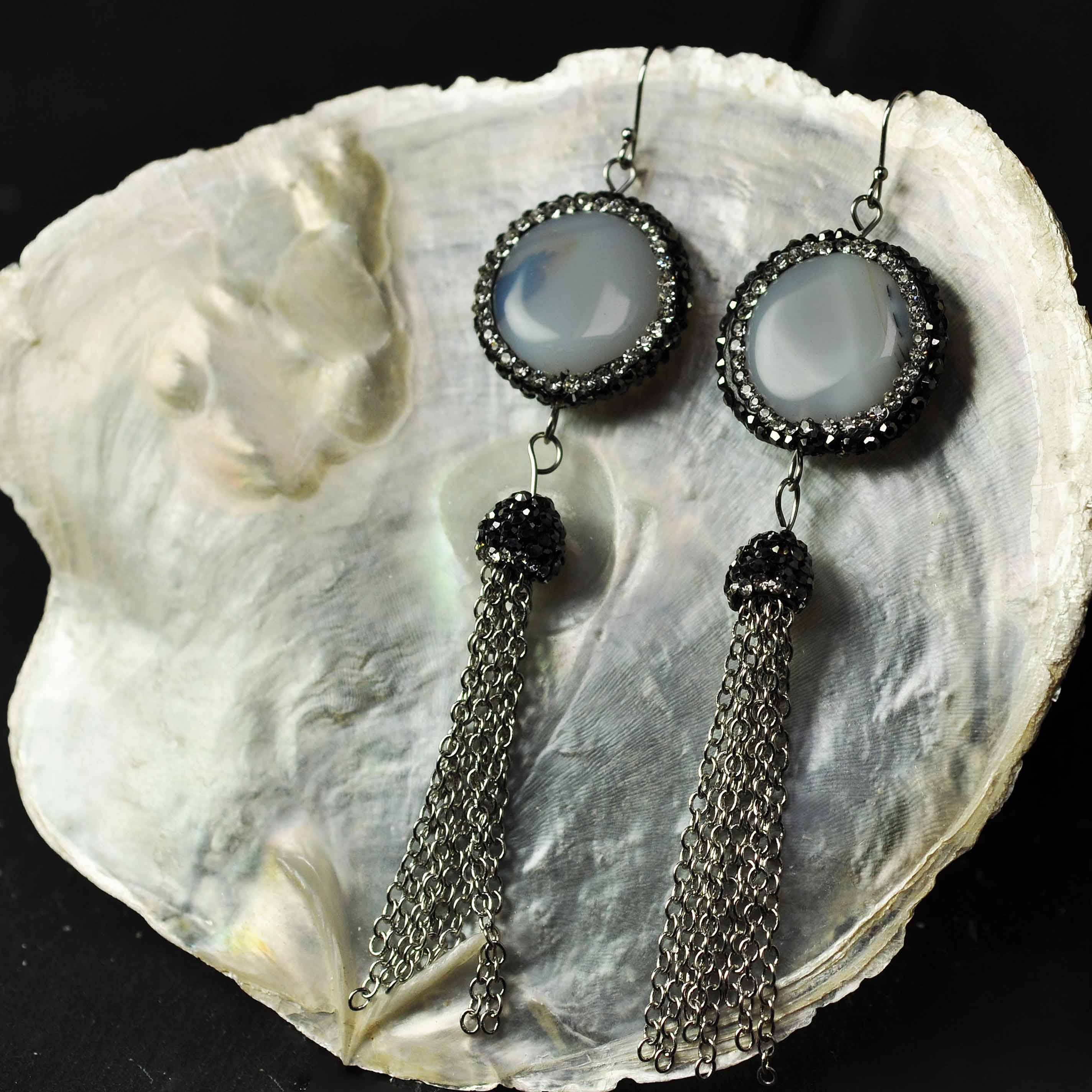 Lange grijze edelstenen oorbellen met agaat, stras steentjes, sterling zilver en kwastje ander paar oorbellen, zijaanzicht | Bright Nature Agate Tassel