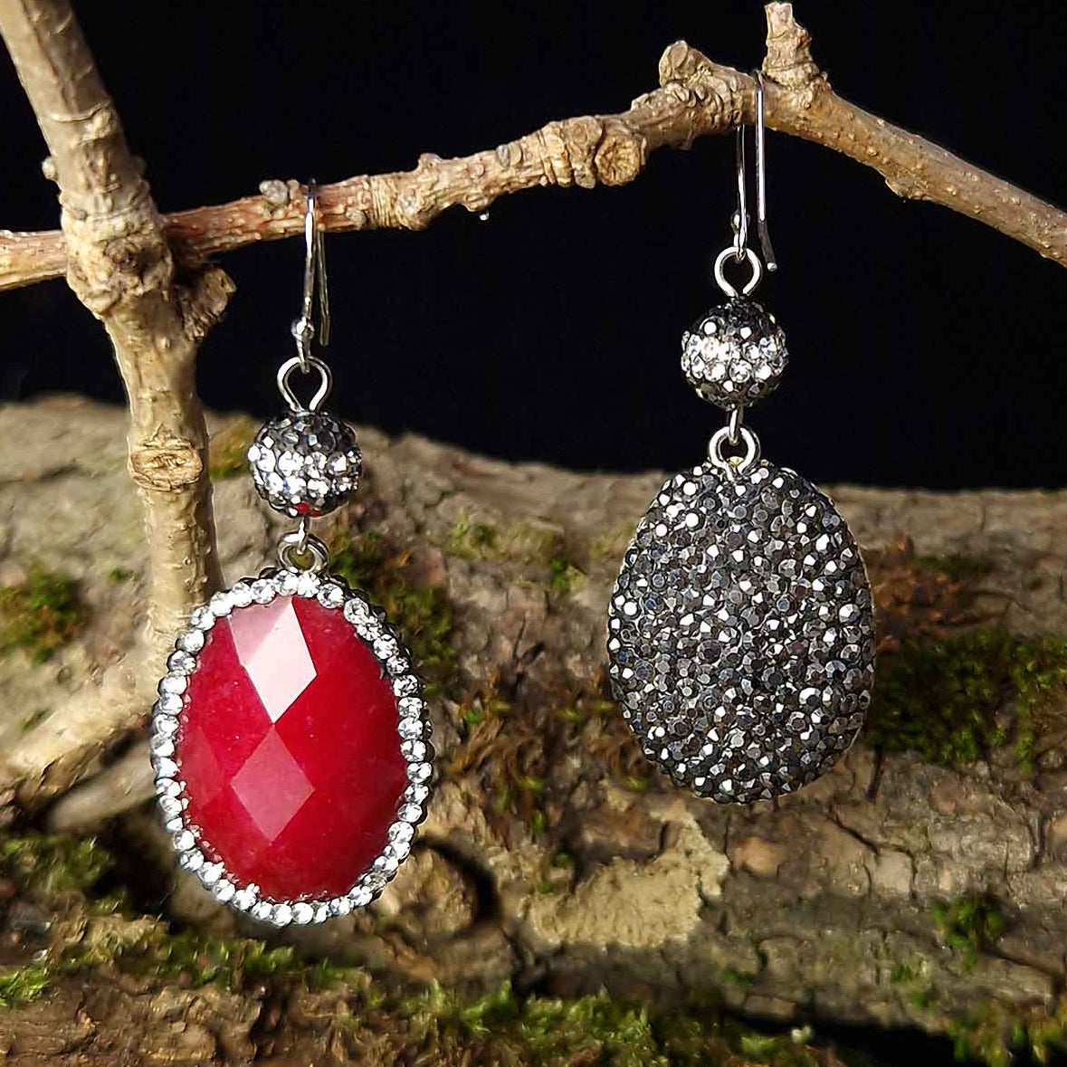 Rode edelstenen oorbellen met jade, stras steentjes en sterling zilver (925) hangend aan tak voor en achterzijde | Bright Red Jade Oval