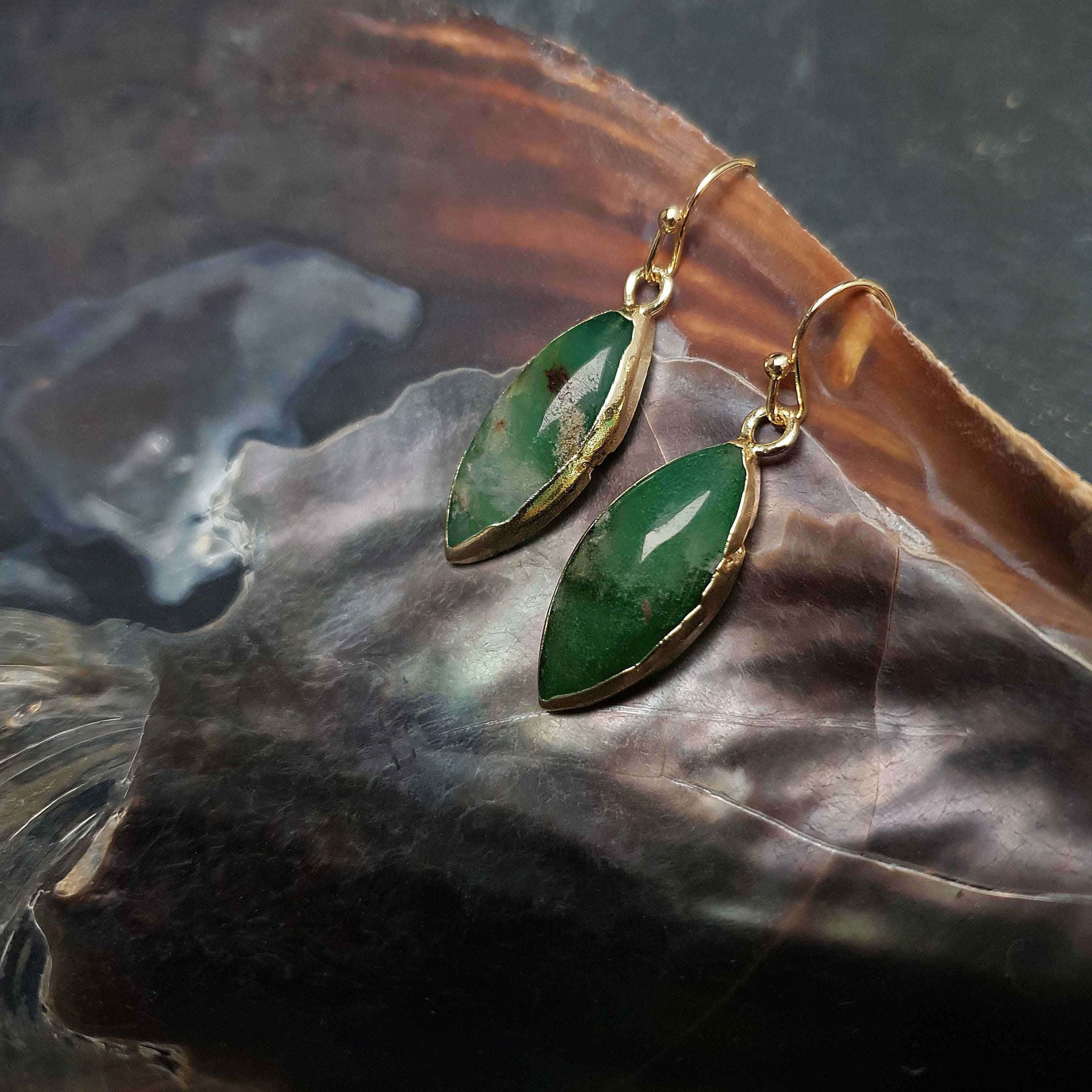 Groene edelstenen oorbellen met chrysopraas en goud edelstaal liggend in schelp | Chrysopraas Golden Horse Eye