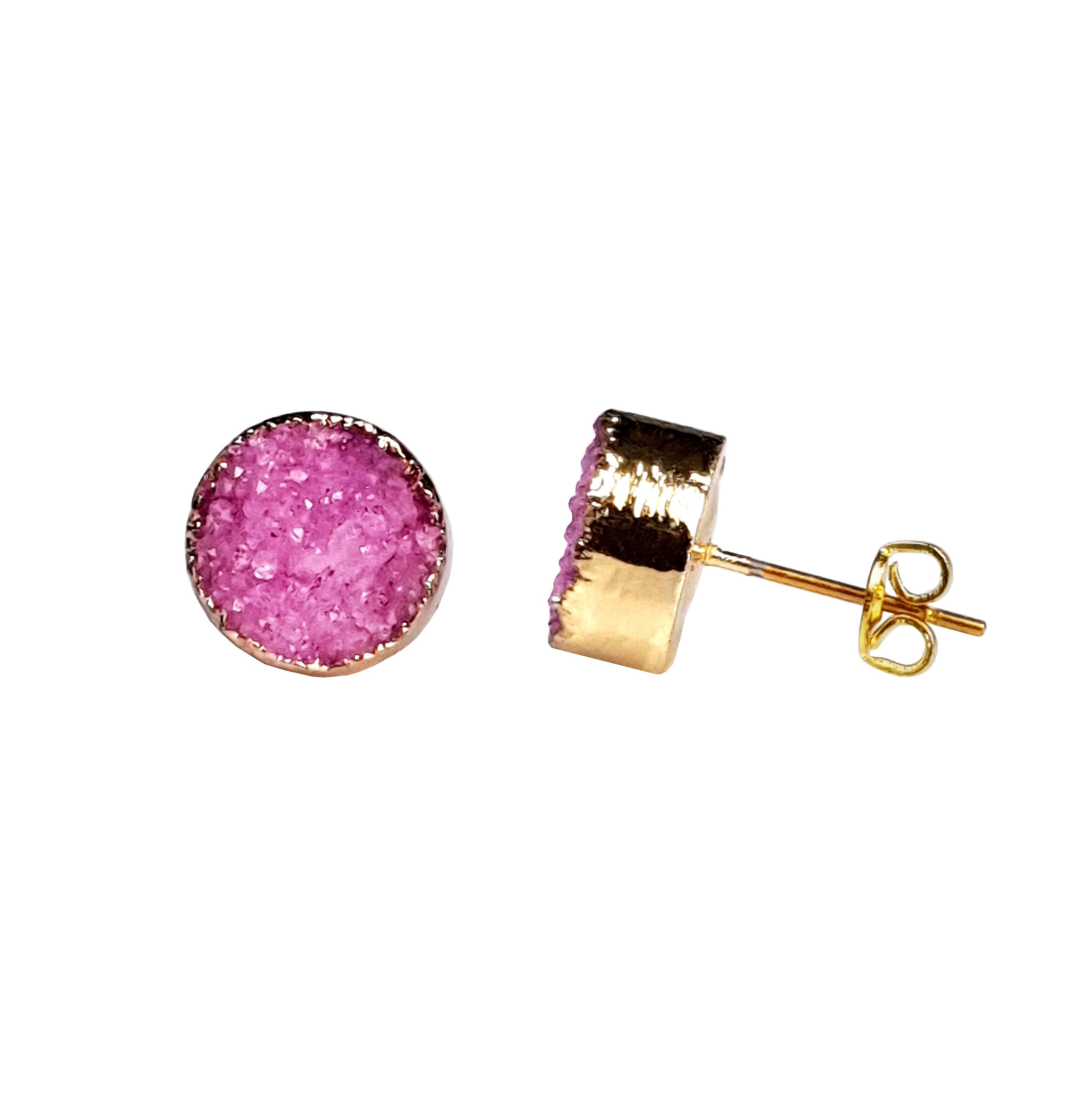Edelstenen oorknoppen met roze druzy agaat en goud voor en zijaanzicht | Druzy Gold Fuchsia
