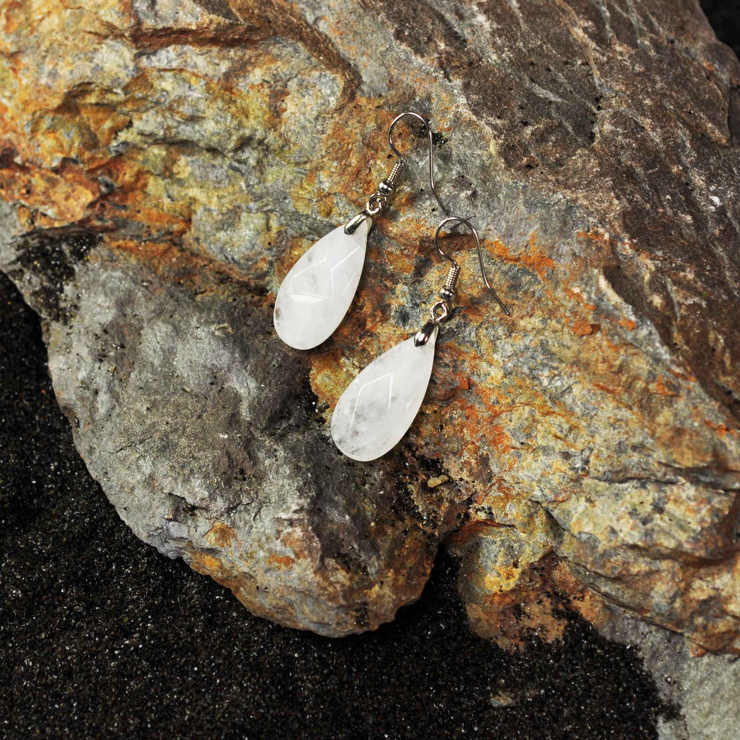 Witte edelstenen oorbellen met bergkristal en sterling zilver (925) met achtergrond steen | Facet Clear Crystal