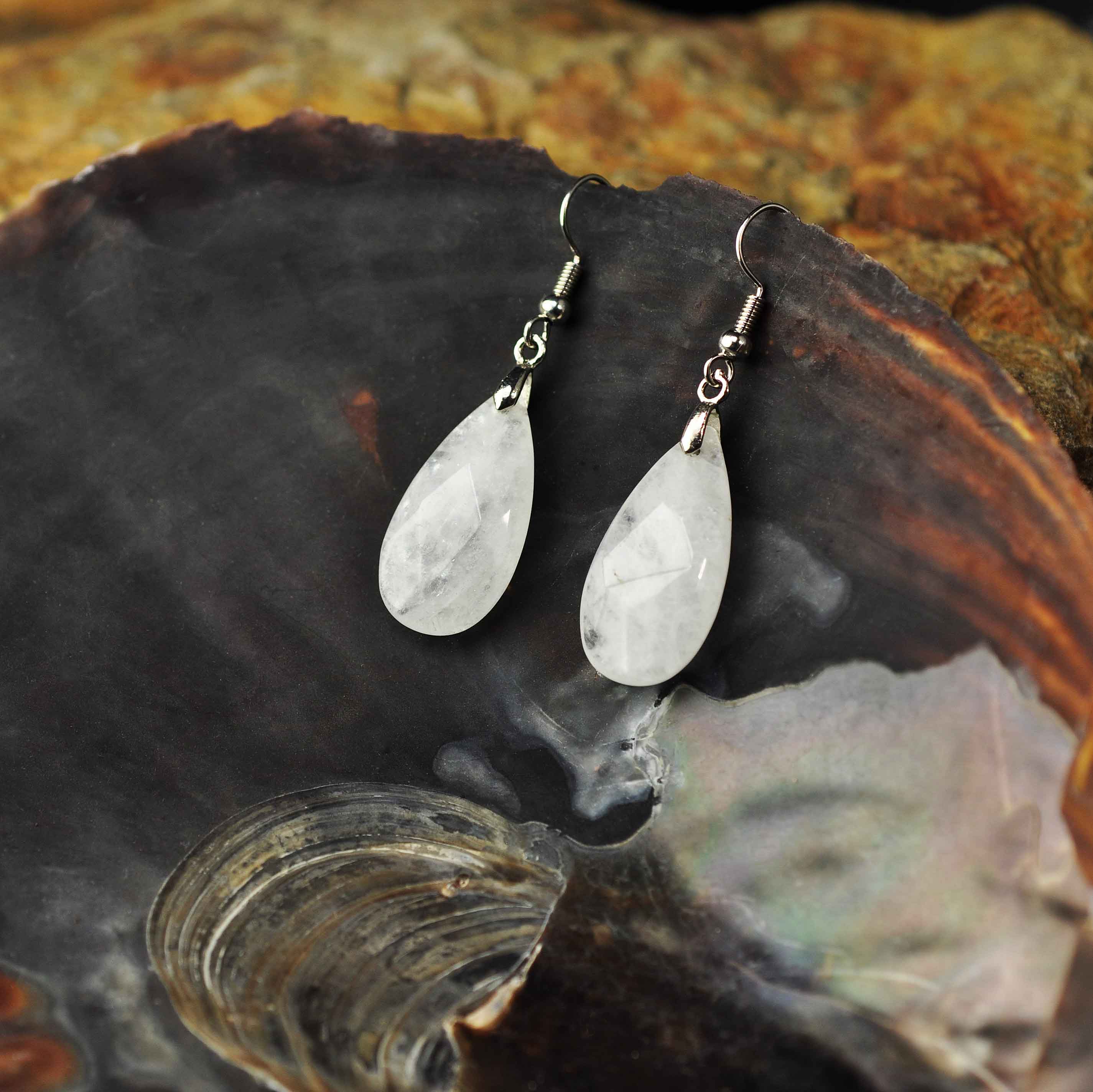 Witte edelstenen oorbellen met bergkristal en sterling zilver (925) hangend in schelp | Facet Clear Crystal