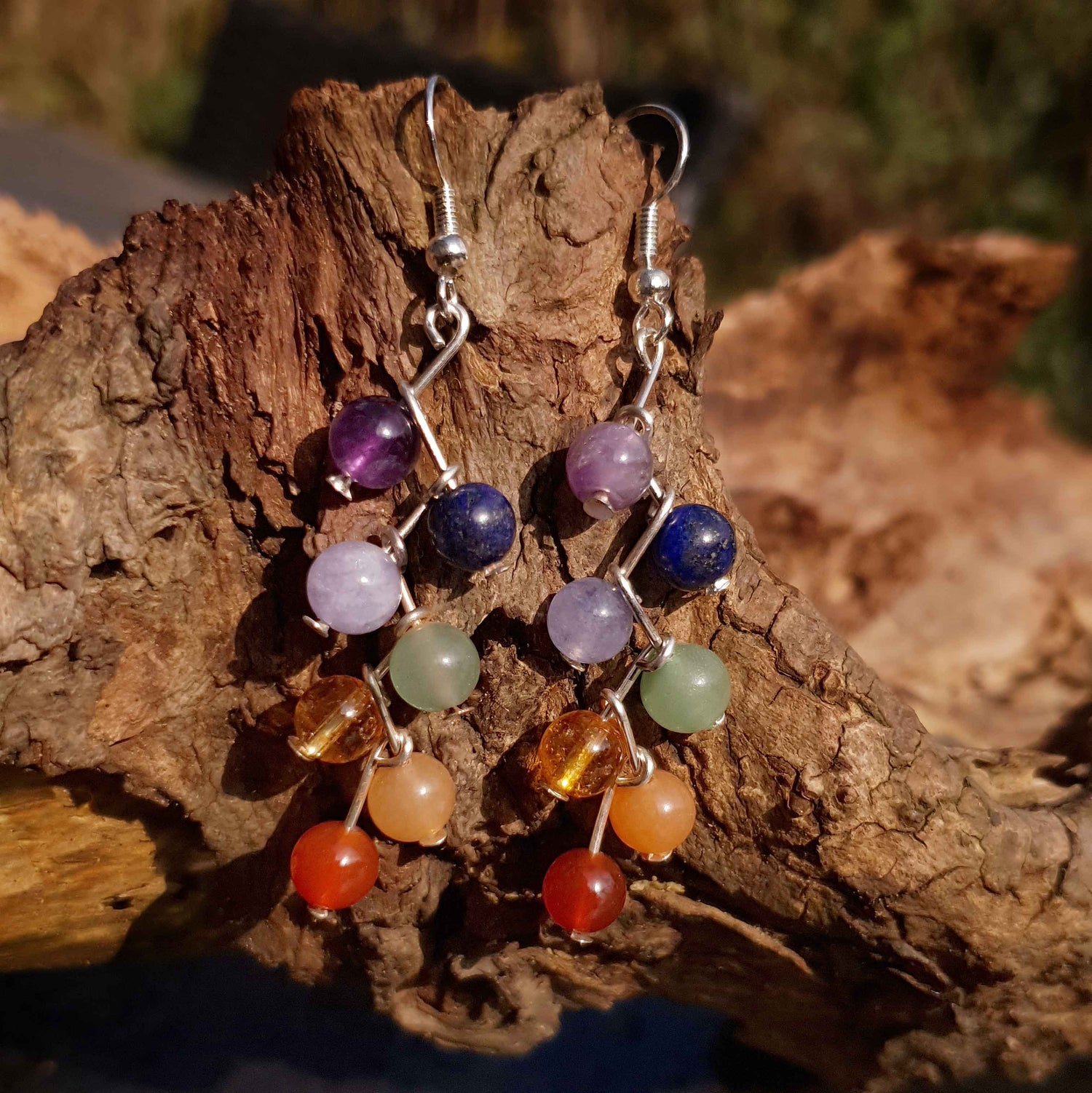 Edelstenen oorbellen met verschillend kleuren edelsteen en sterling zilver hangend aan tak | Gemstone Rainbow
