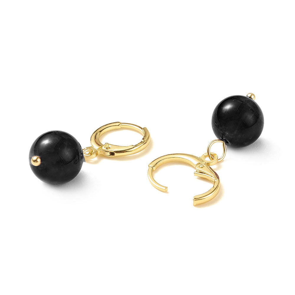 Zwarte edelstenen oorbellen met agaat en edelstaal hangend aan oorringen, geopend | Gold Black Agate Ball