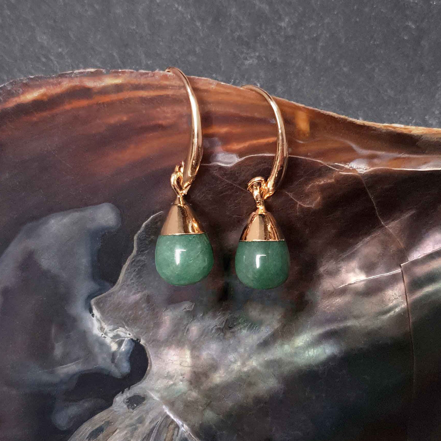 Groene edelstenen oorbellen met aventurien hangend in schelp | Gold Dip Green Aventurine Small