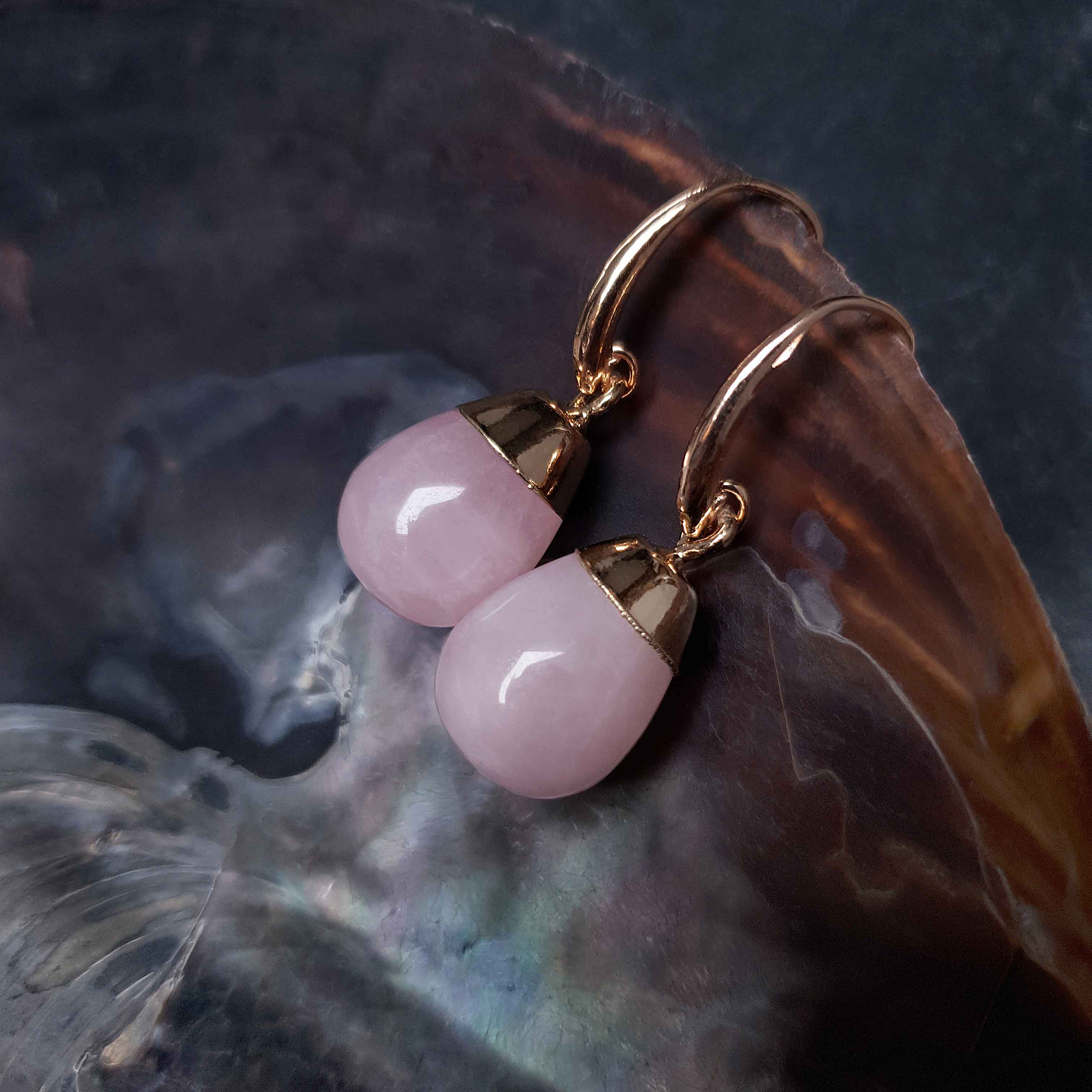Roze edelstenen oorbellen met rozenkwarts liggend in schelp - Gold Dip Rose Quartz