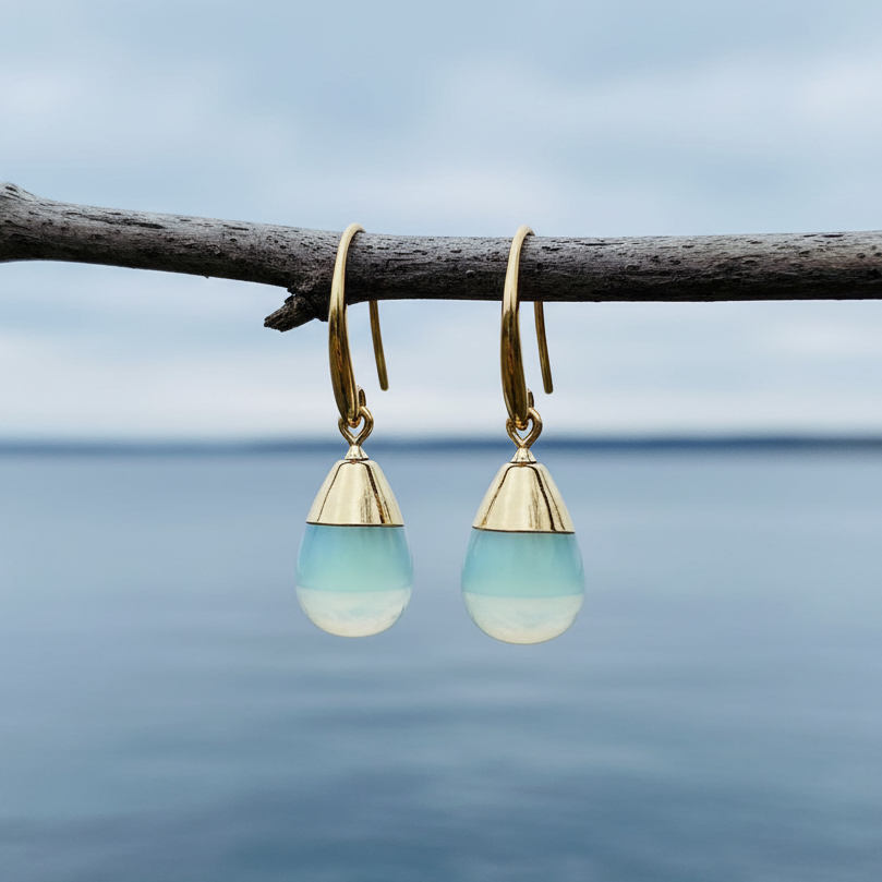 Blauwe edelstenen oorbellen met opaal hangend aan takje | Gold Dip Sea Opal