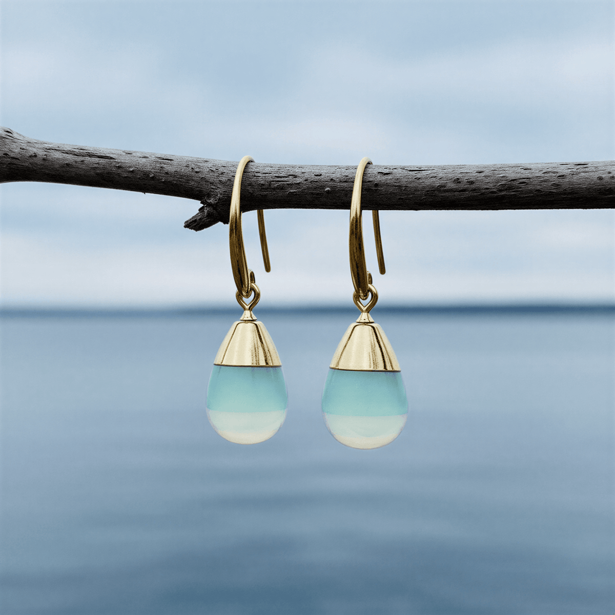 Blauwe edelstenen oorbellen met opaal hangend aan takje | Gold Dip Sea Opal
