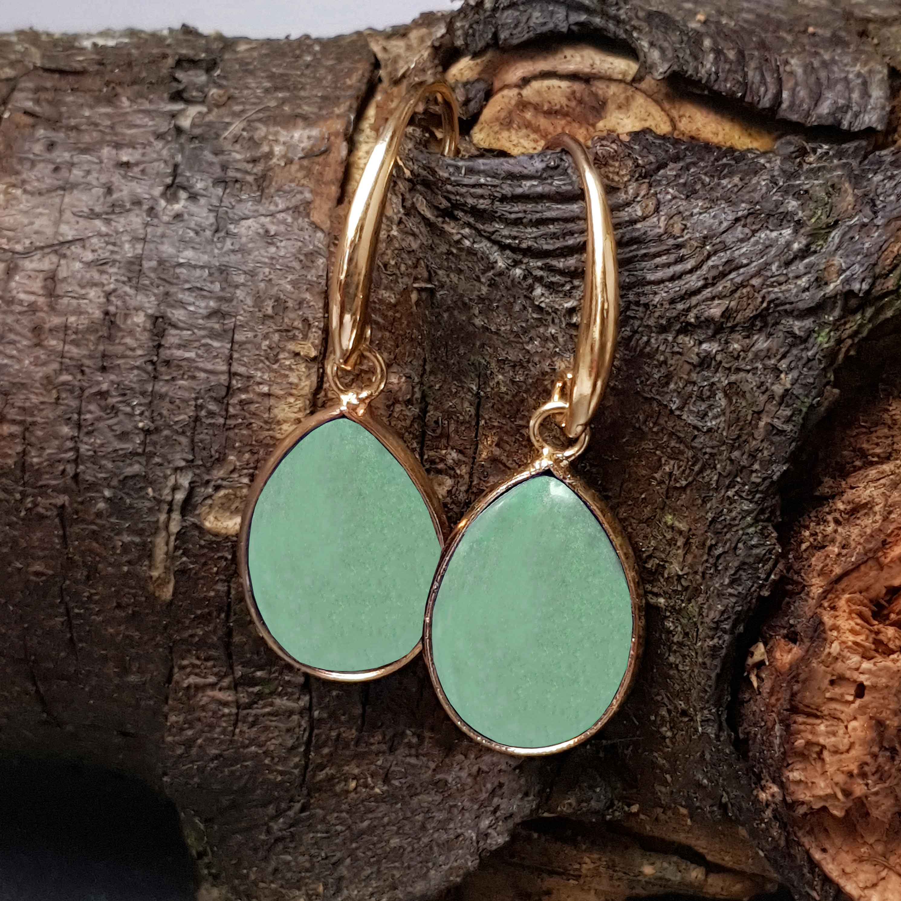 Groene edelstenen oorbellen met aventurien en goud met achtergrond hout | Gold Drip Green Aventurine