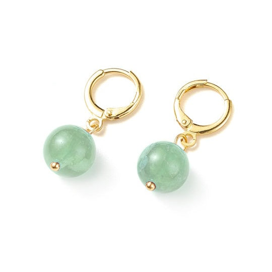 Groene edelstenen oorringen met groene aventurien en goud edelstaal liggend | Gold Green Aventurine Ball