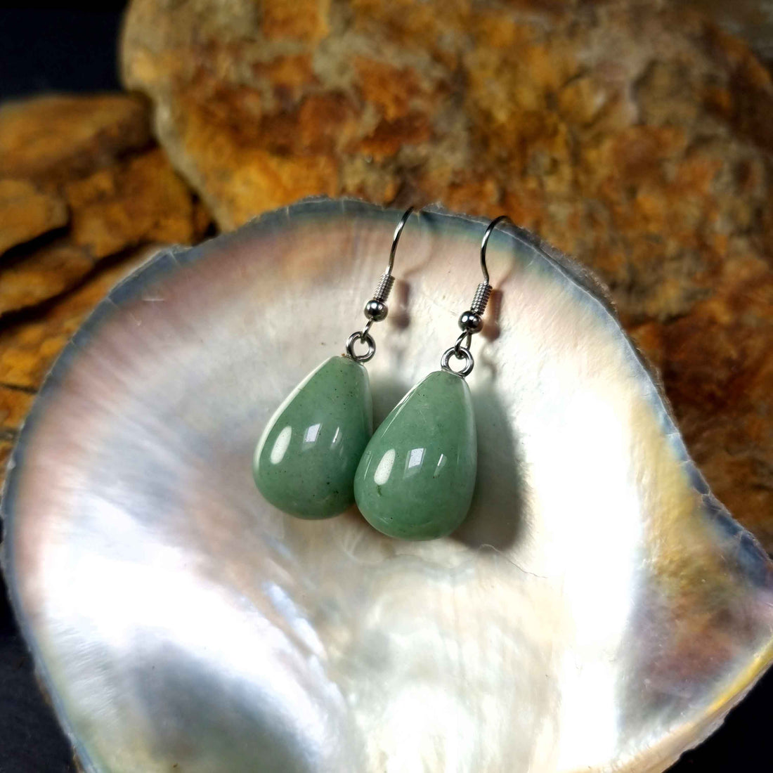Groene edelstenen oorbellen met aventurien en sterling zilver liggend in witte schelp | Green Aventurien Big Drop