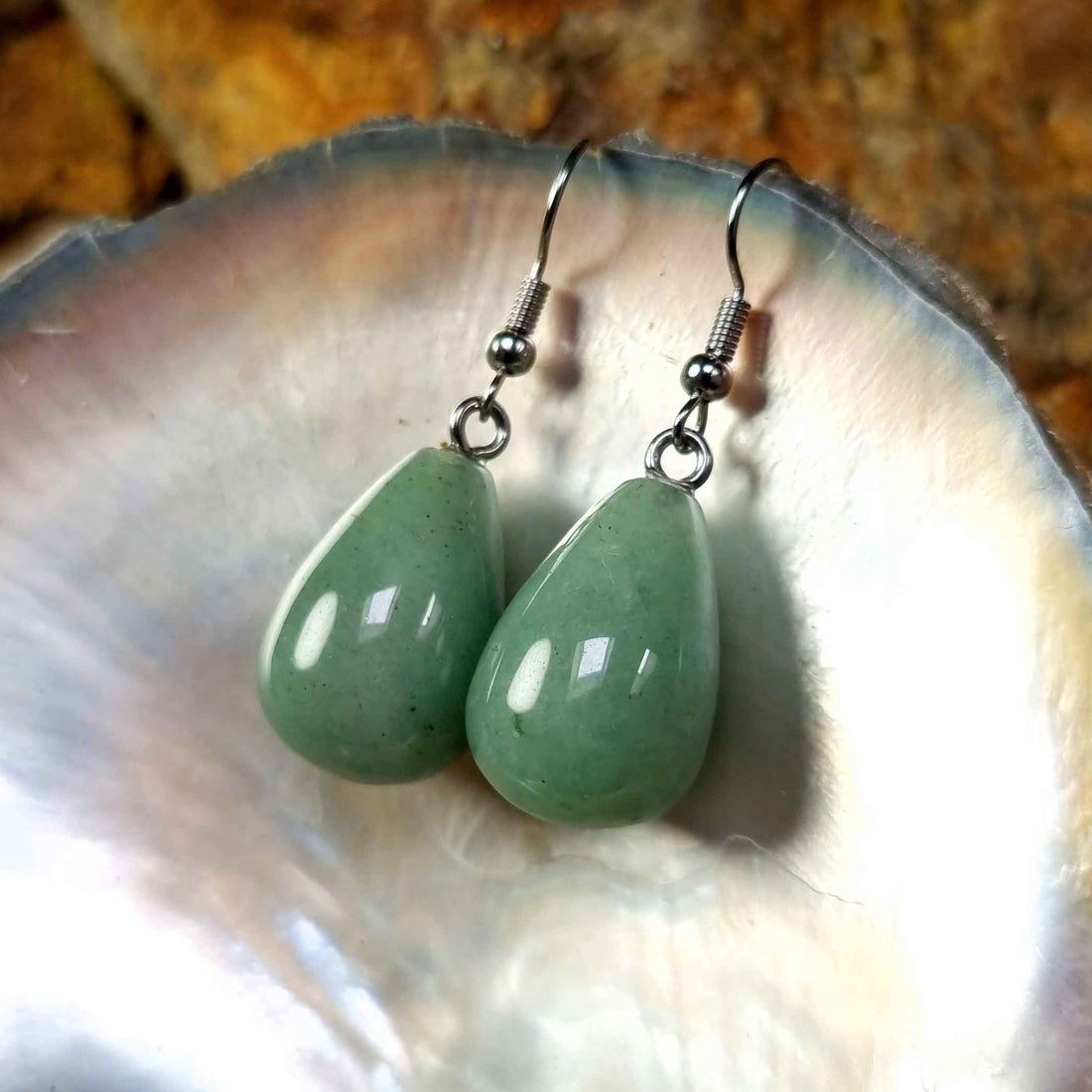 Groene edelstenen oorbellen met aventurien en sterling zilver liggend in witte schelp | Green Aventurien Big Drop