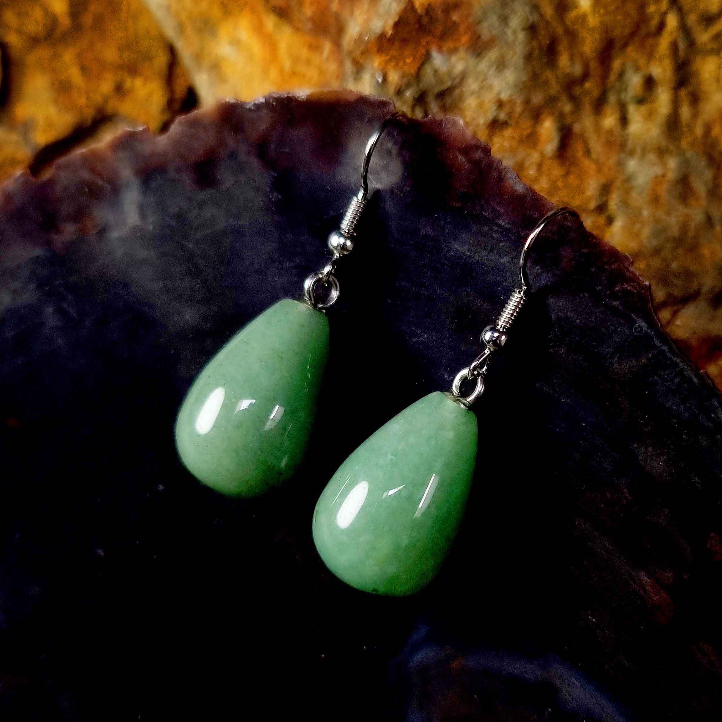 Groene edelstenen oorbellen met aventurien en sterling zilver liggend in schelp| Green Aventurien Big Drop