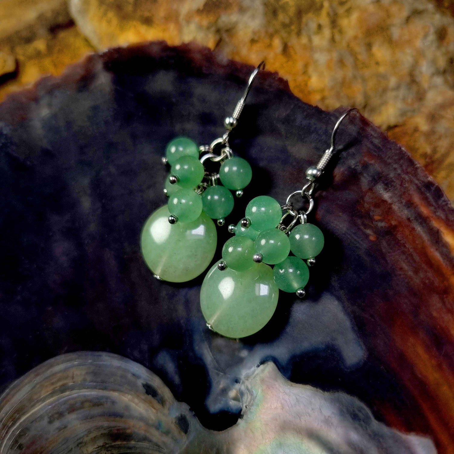 Groene edelstenen oorbellen met aventurien en sterling zilver (925) hangend aan schelp| Green Aventurine Grape