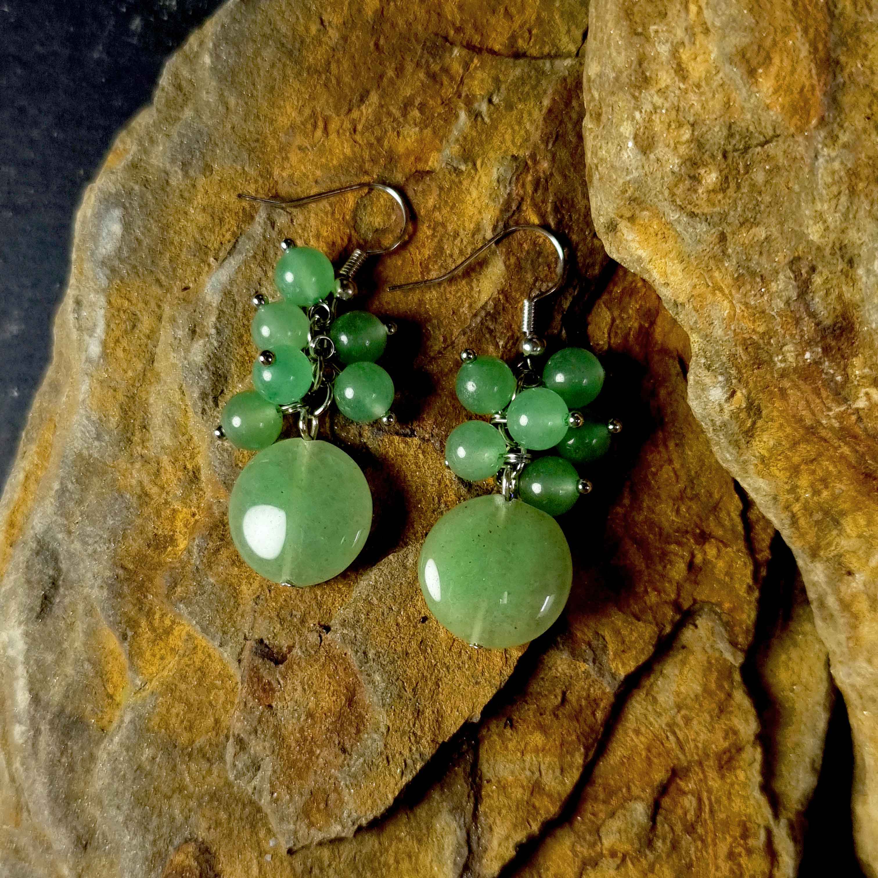 Groene edelstenen oorbellen met aventurien en sterling zilver (925) liggend op steen | Green Aventurine Grape