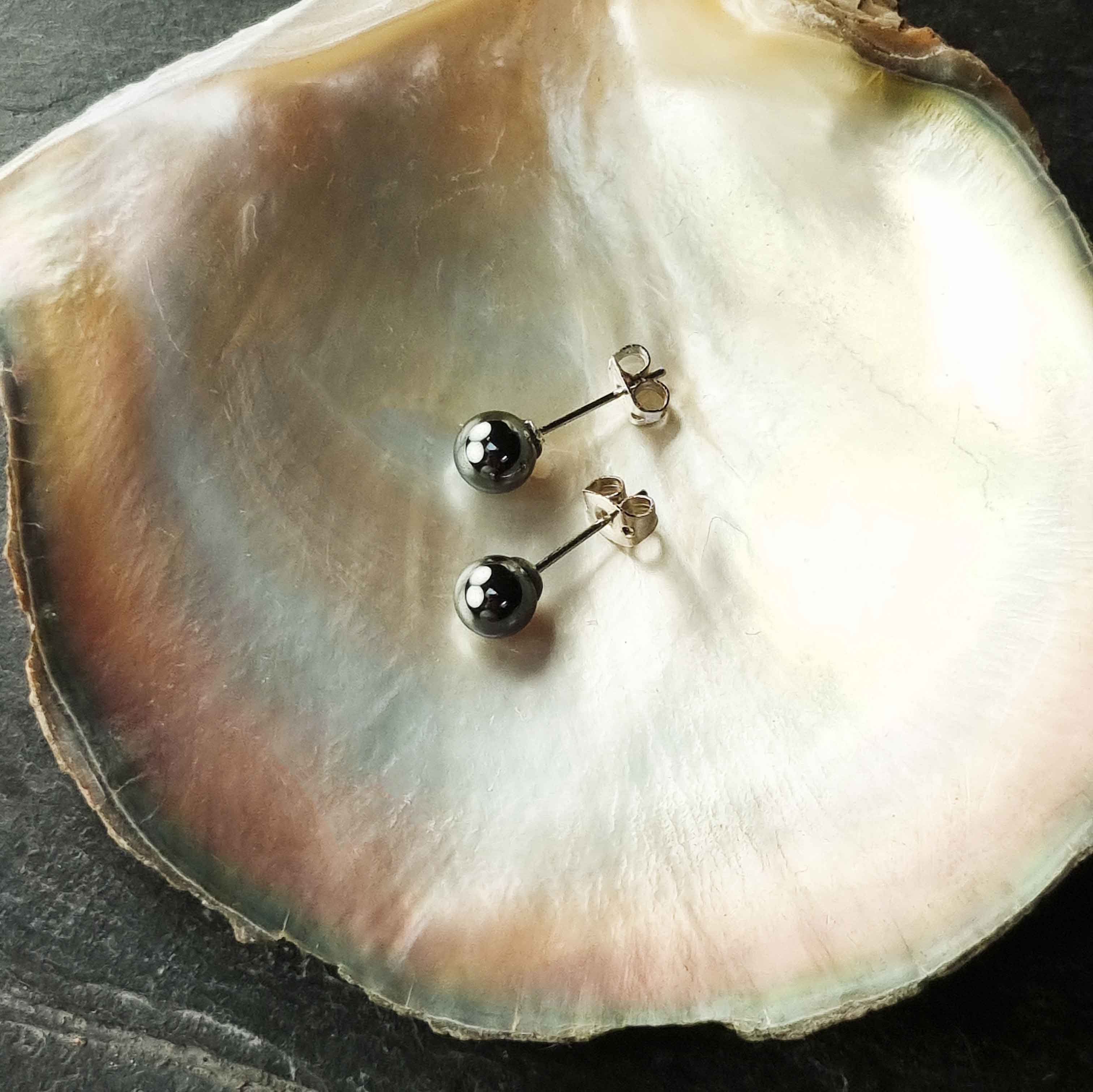 Zwarte edelstenen oorbellen met hematiet, zwarte hematiet oorknopjes 6 mm liggend in schelp | Hematite Stud 6 mm