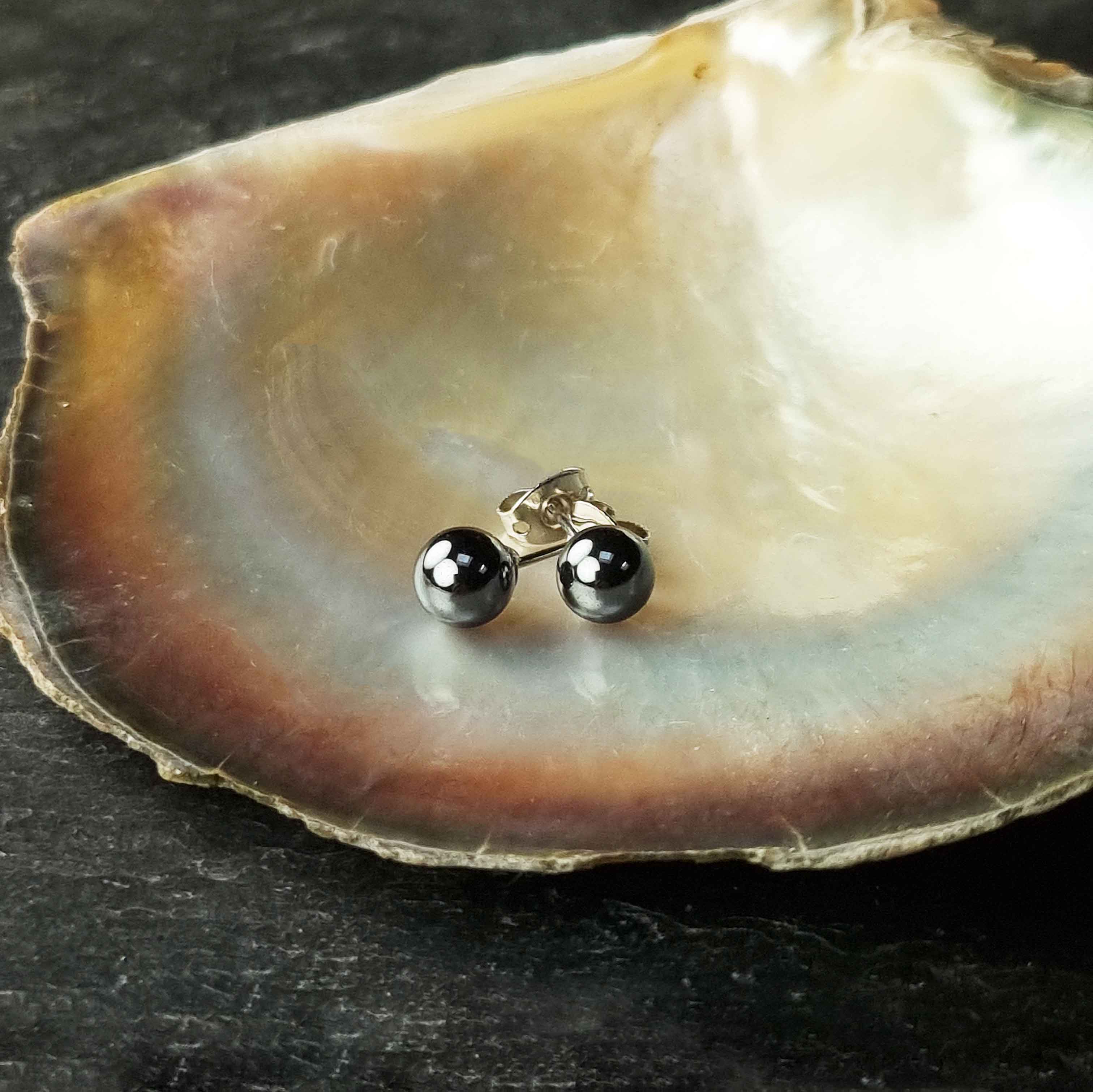 Zwarte edelstenen oorbellen met hematiet stenen liggend in schelp, zwarte hematiet oorknopjes 6 mm liggend in schelp | Hematiet Stud 6 mm