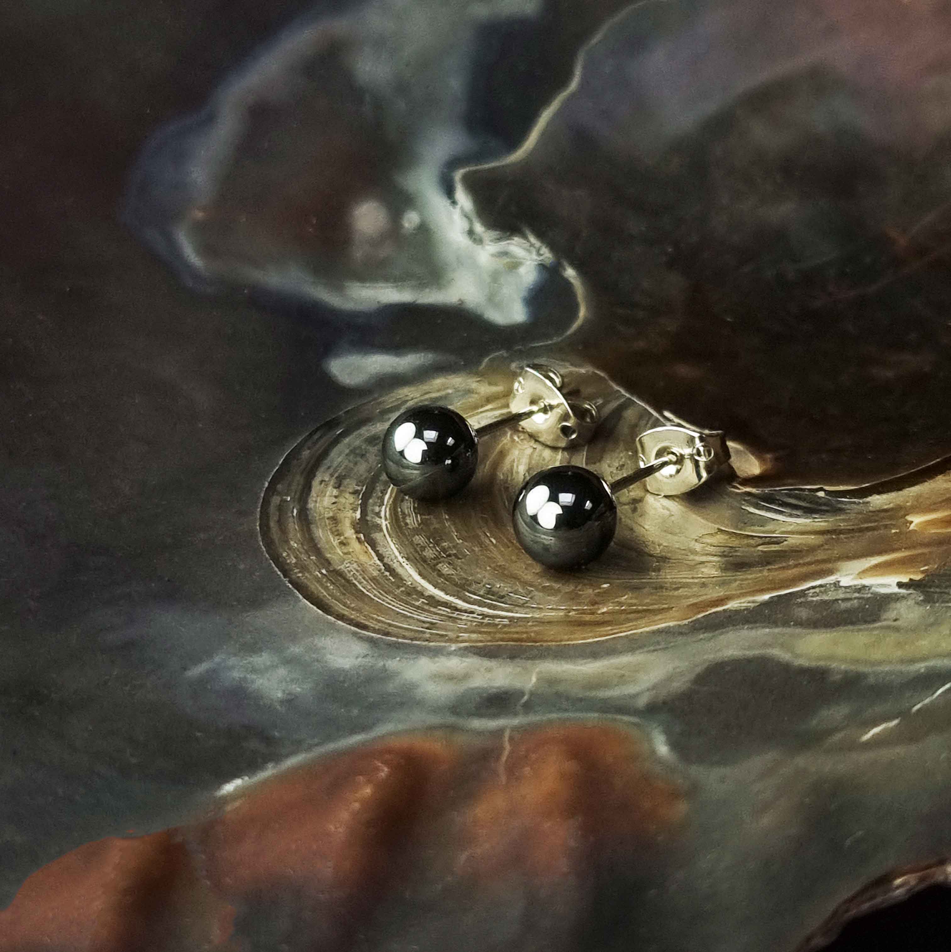 Zwarte edelstenen oorbellen met hematiet stenen liggend in schelp, zwarte hematiet oorknopjes 6 mm liggend in schelp | Hematite Stud 6 mm