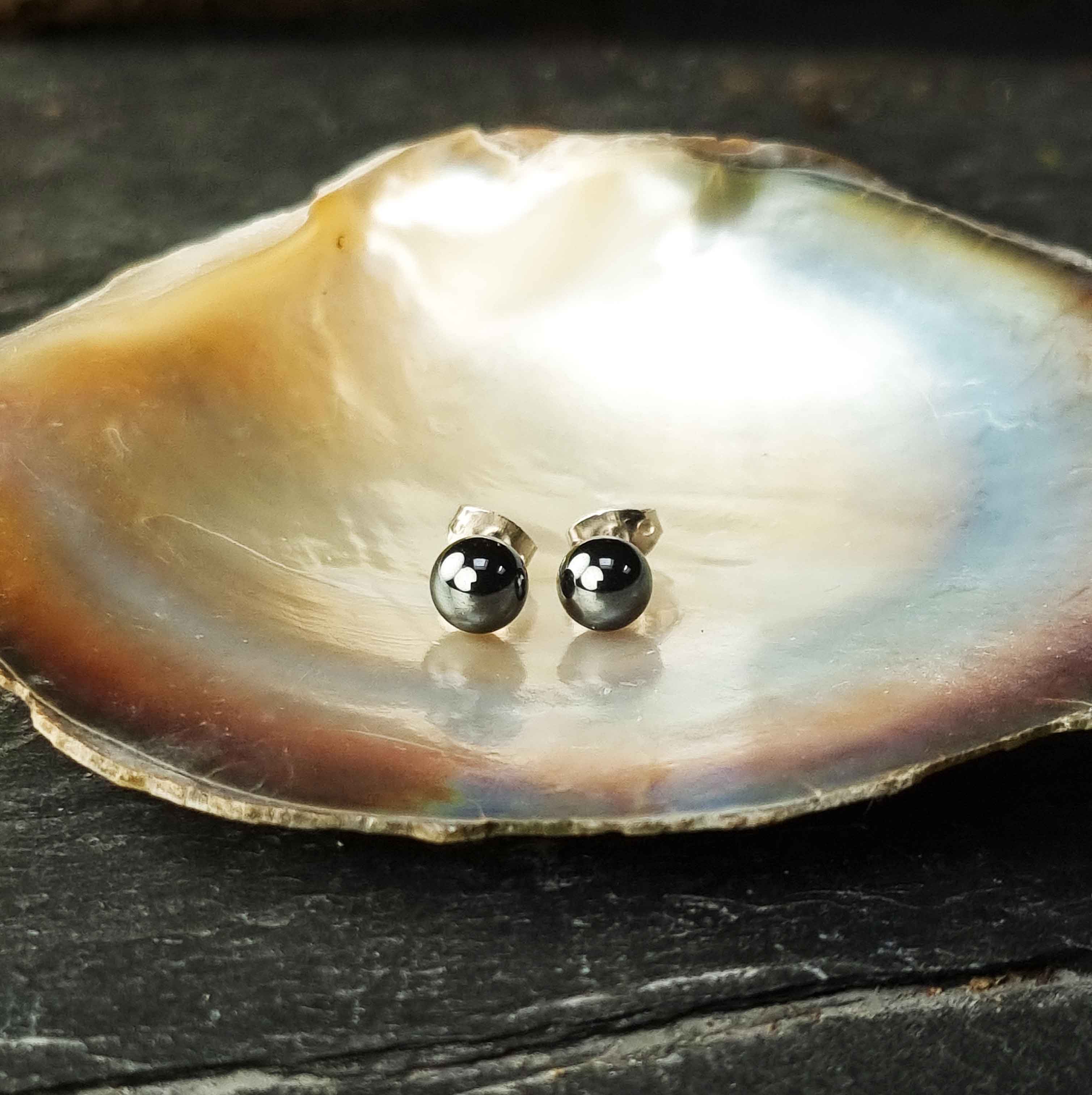 Zwarte edelstenen oorbellen met hematiet stenen 6 mm liggend in schelp vooraanzicht, zwarte hematiet oorknopjes 6 mm liggend in schelp vooraanzicht | hematite Stud 6 mm