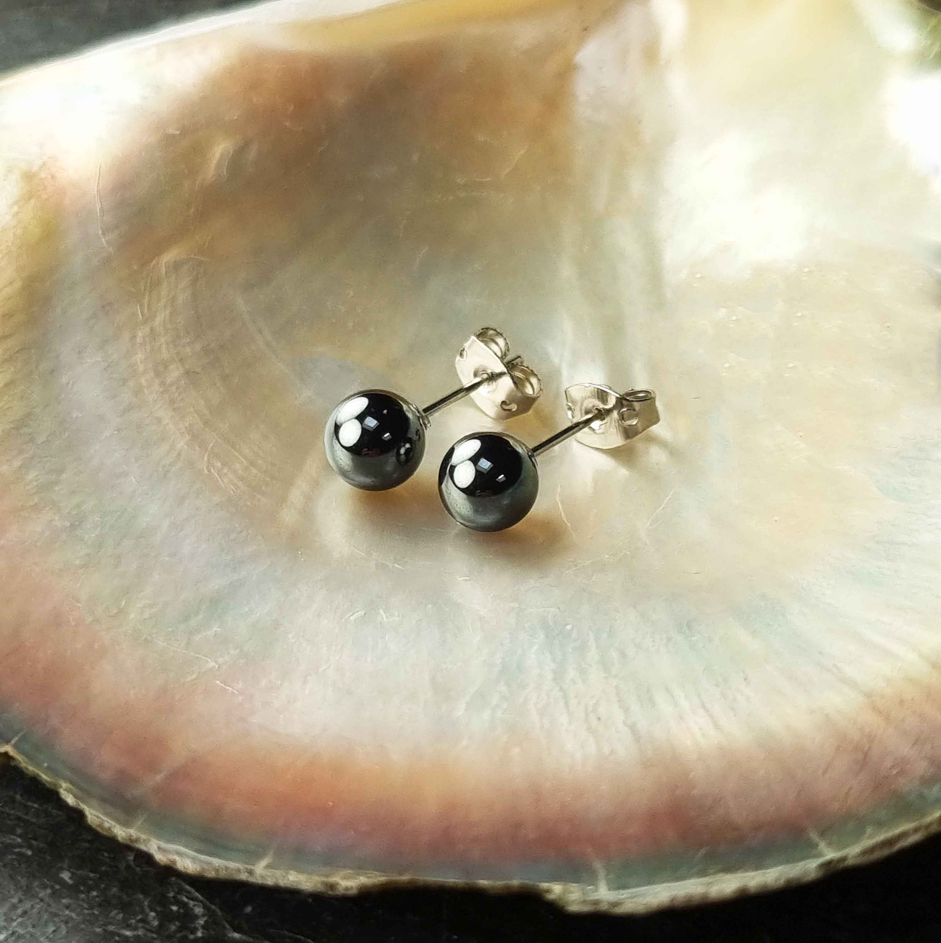 Zwarte edelstenen oorbellen met hematiet stenen 6 mm liggend in schelp, zwarte hematiet oorknopjes 6 mm liggend in schelp | Hematite Stud 6 mm