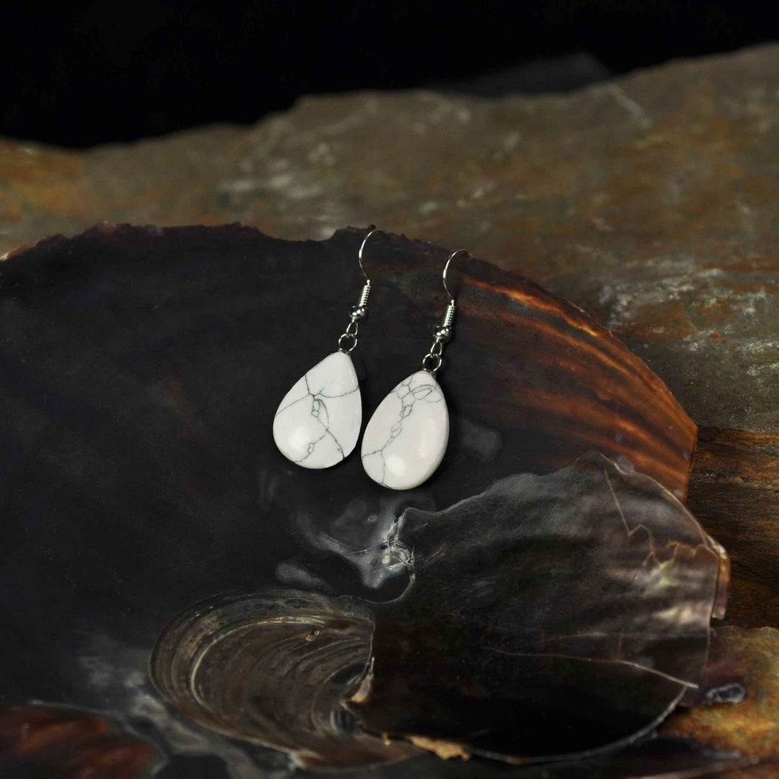 Witte edelstenen oorbellen met howliet en sterling zilver (925) hangend aan schelp | Howlite Drop