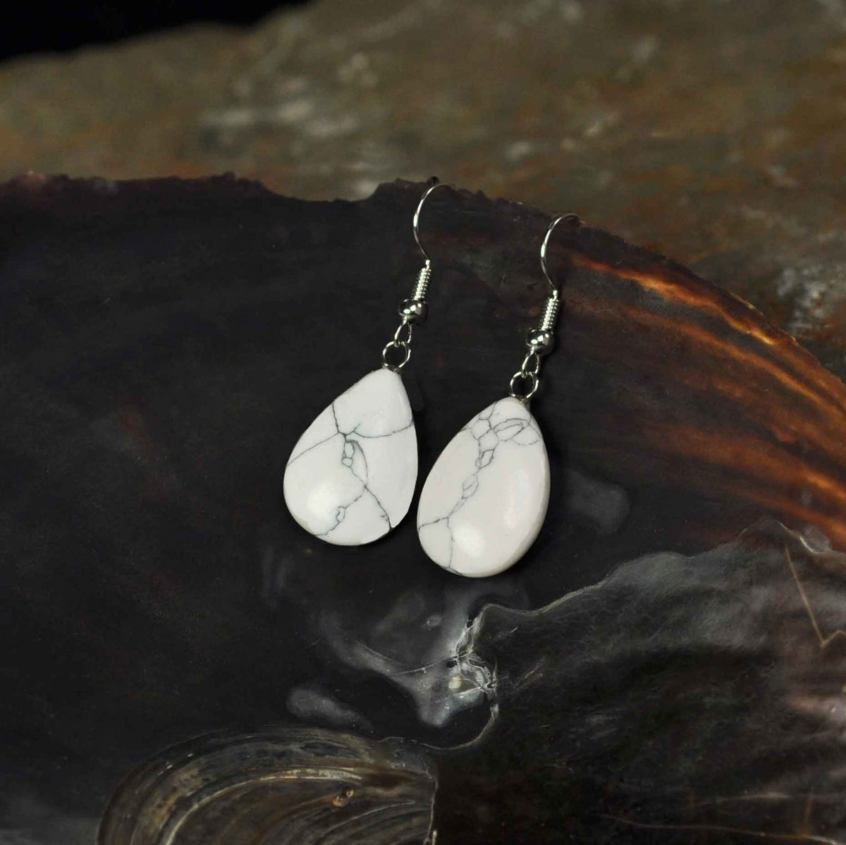 Witte edelstenen oorbellen met howliet en sterling zilver (925) hangend aan schelp | Howlite Drop