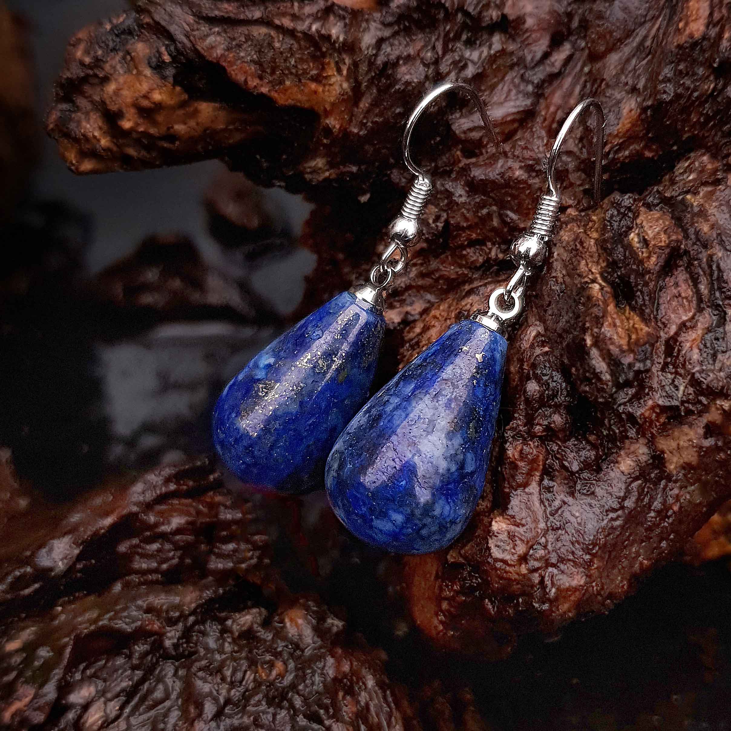 Blauwe edelstenen oorbellen met lapis lazuli en sterling zilver (925) hangend aan hout zijaanzicht | Lapis Lazuli Big Drop