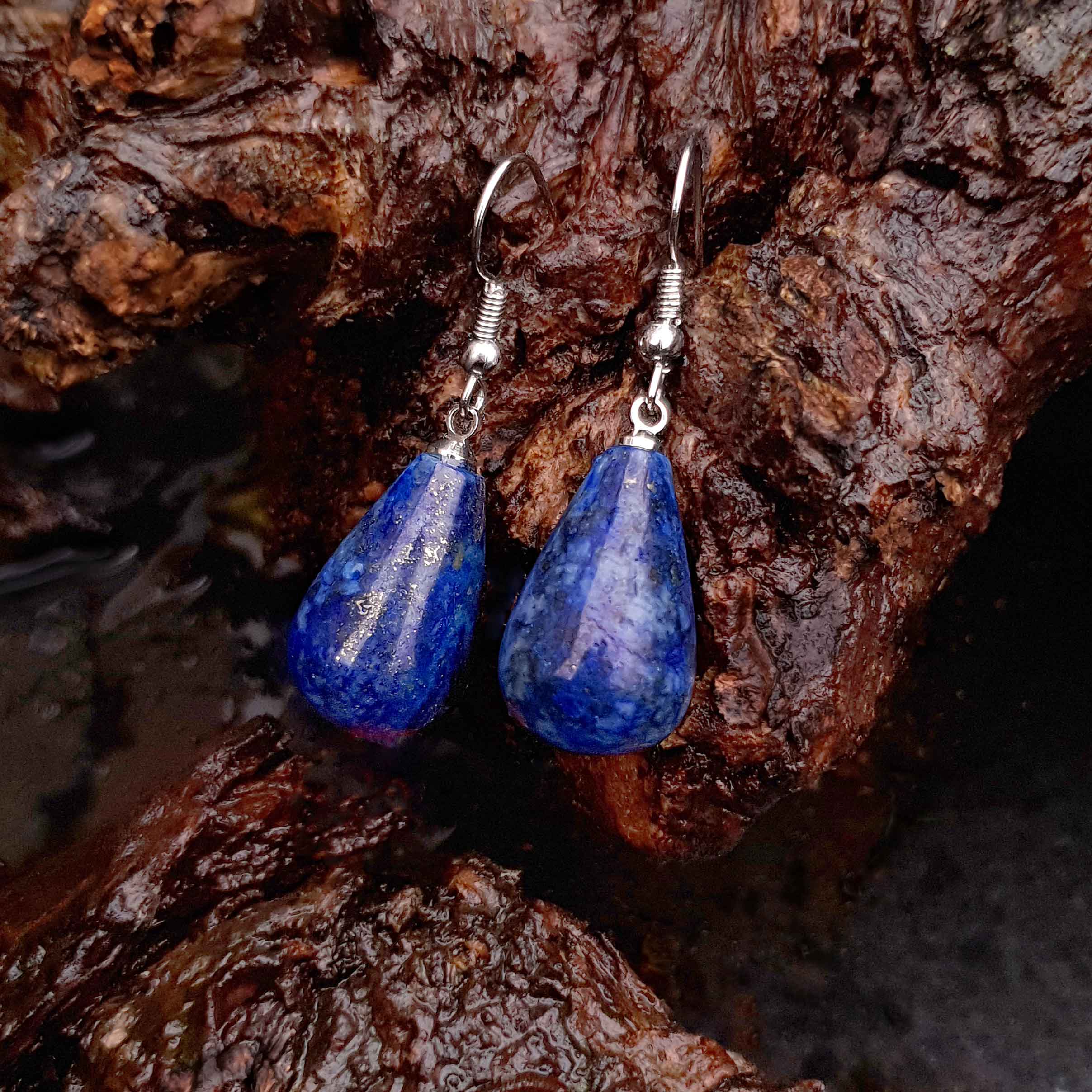 Blauwe edelstenen oorbellen met lapis lazuli en sterling zilver (925) hangend aan hout | Lapis Lazuli Big Drop