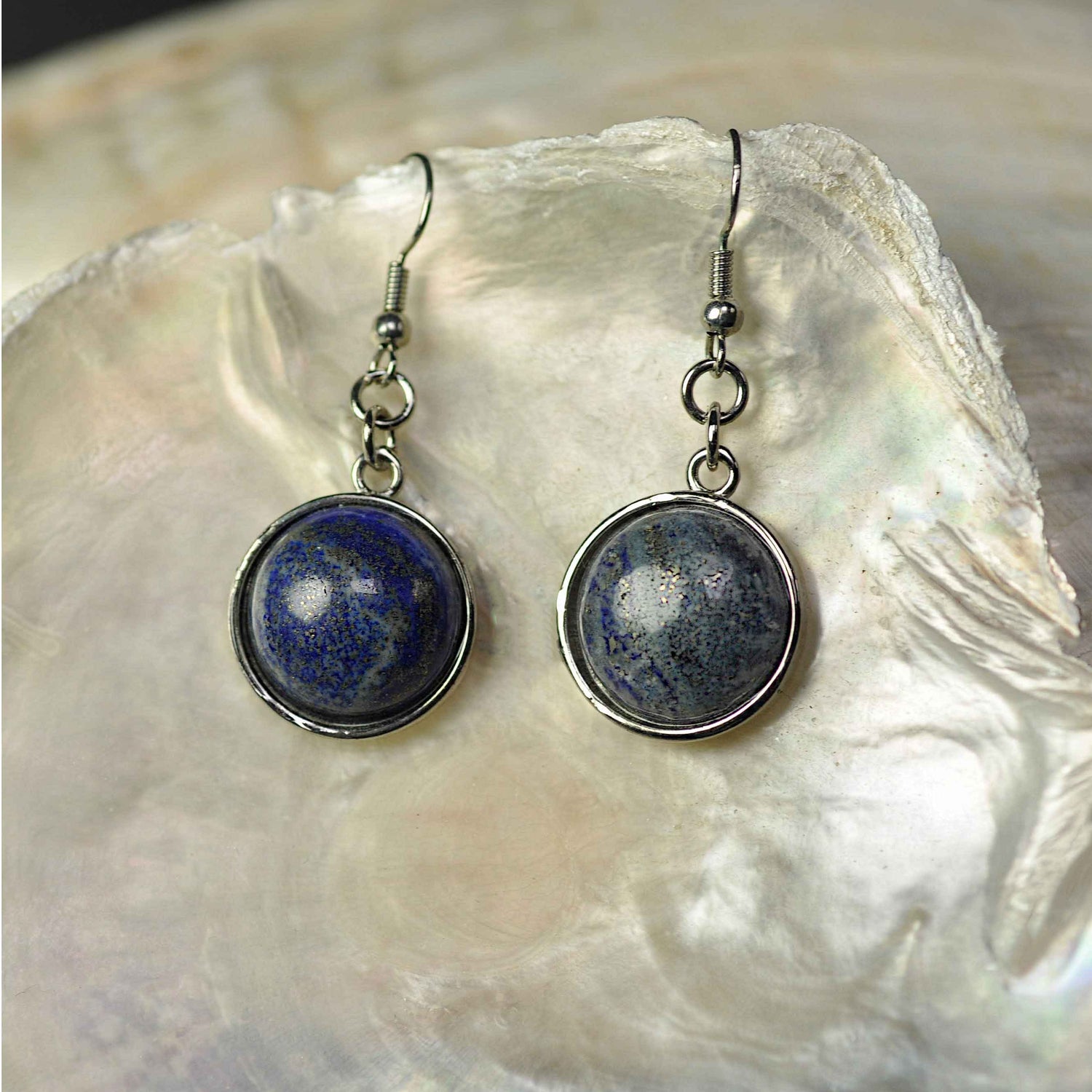 Blauwe edelstenen oorbellen met ronde lapis lazuli en sterling zilver (925) liggend in witte schelp | Lapis Lazuli Round
