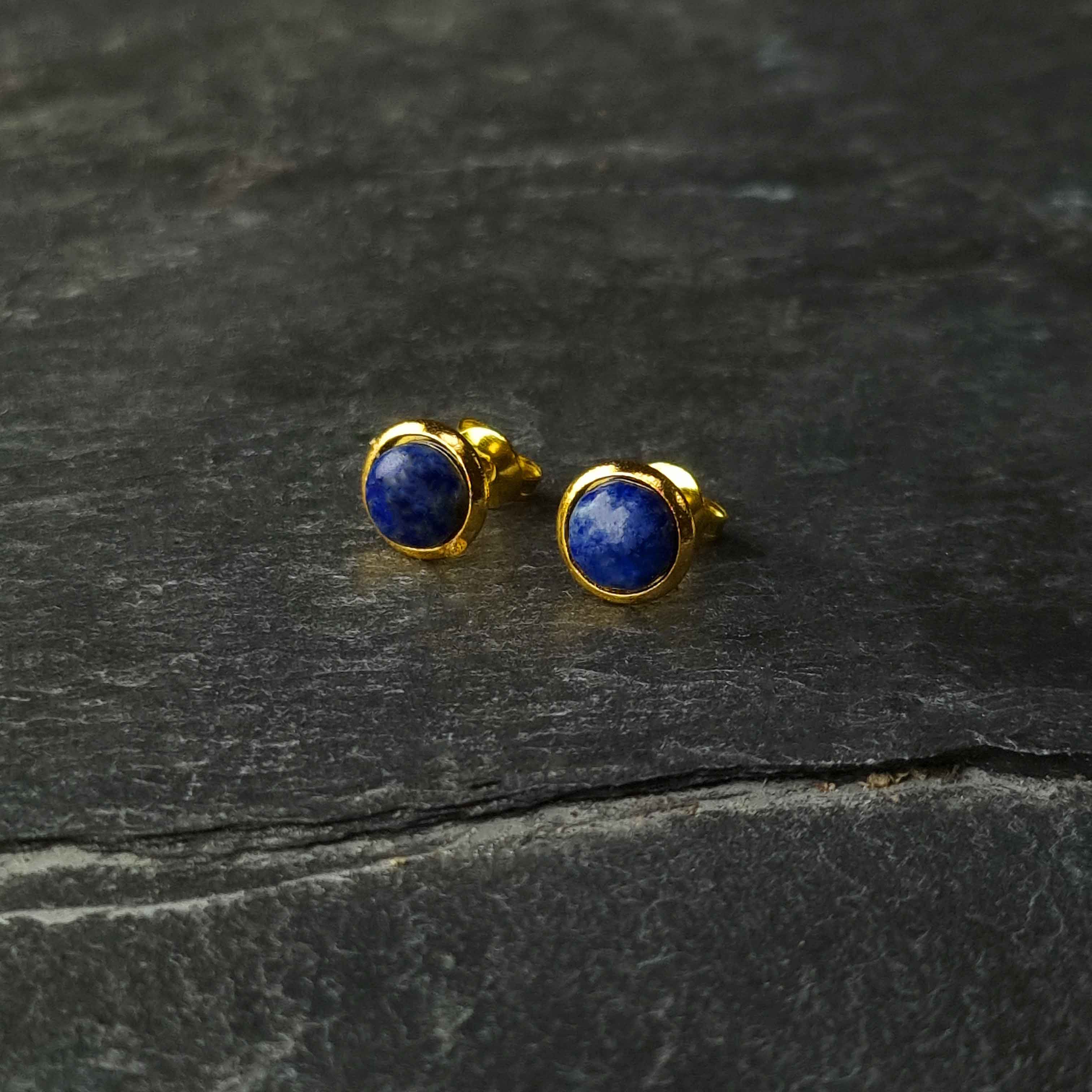 Blauwe edelstenen oorbellen met lapis lazuli, lapis lazuli oorknopjes liggend op leisteen, vooraanzicht | Lapis Lazuli Small Gold