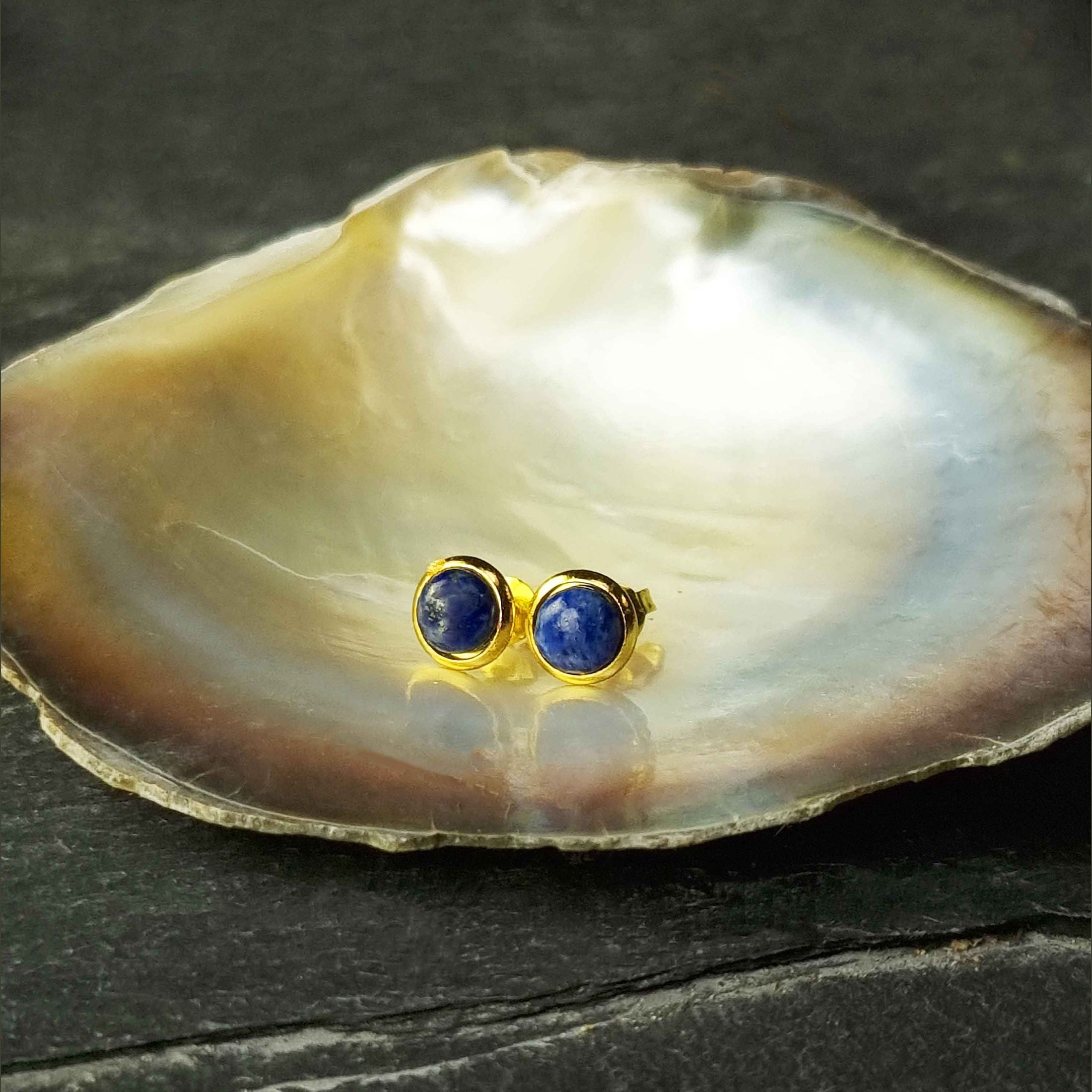 Blauwe edelstenen oorbellen met lapis lazuli, lapis lazuli oorknopjes liggend in schelp, vooraanzicht | Lapis Lazuli Small Gold