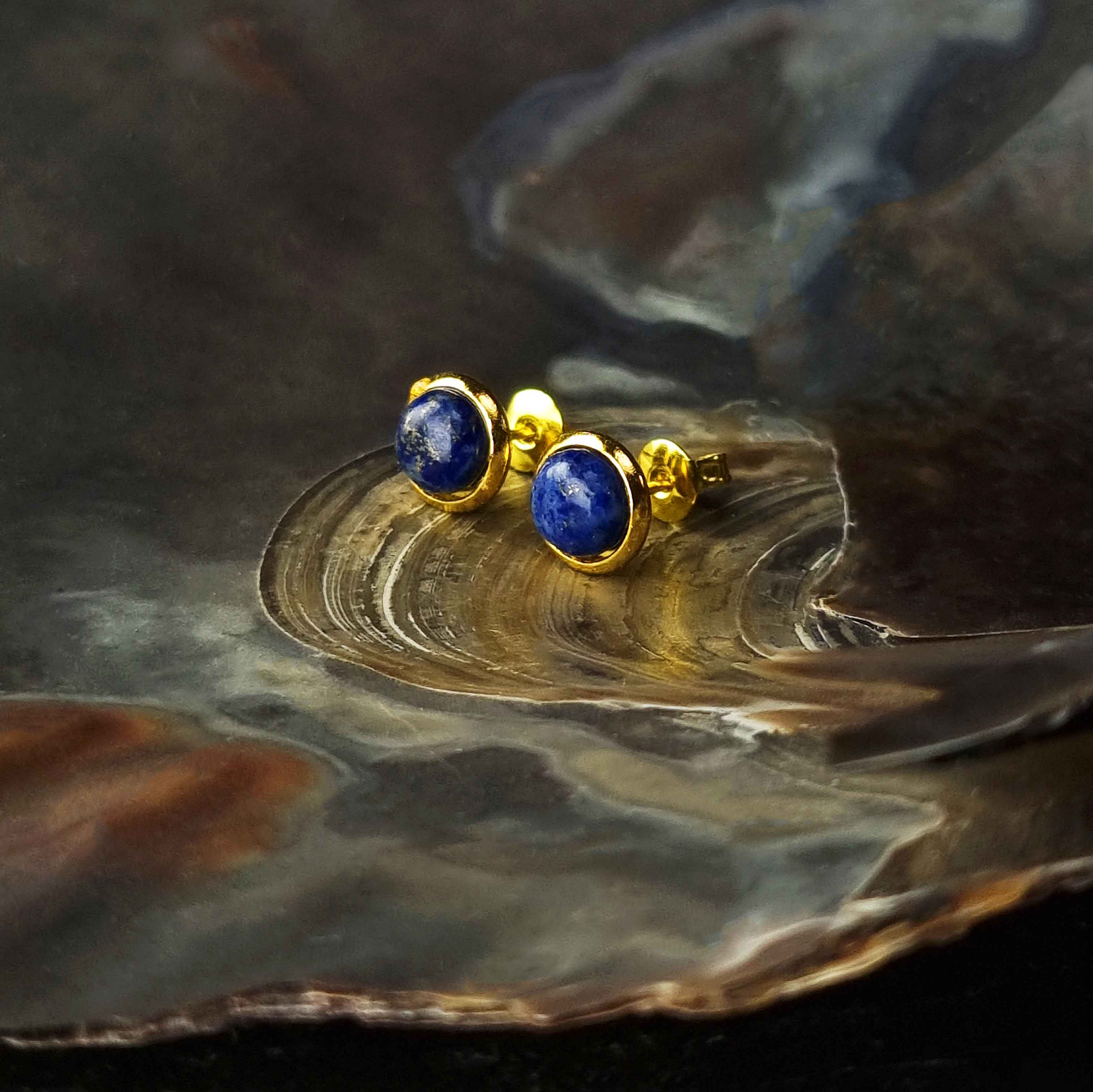 Blauwe edelstenen oorbellen met lapis lazuli, lapis lazuli oorknopjes liggend in schelp, zijaanzicht | Lapis Lazuli Small Gold