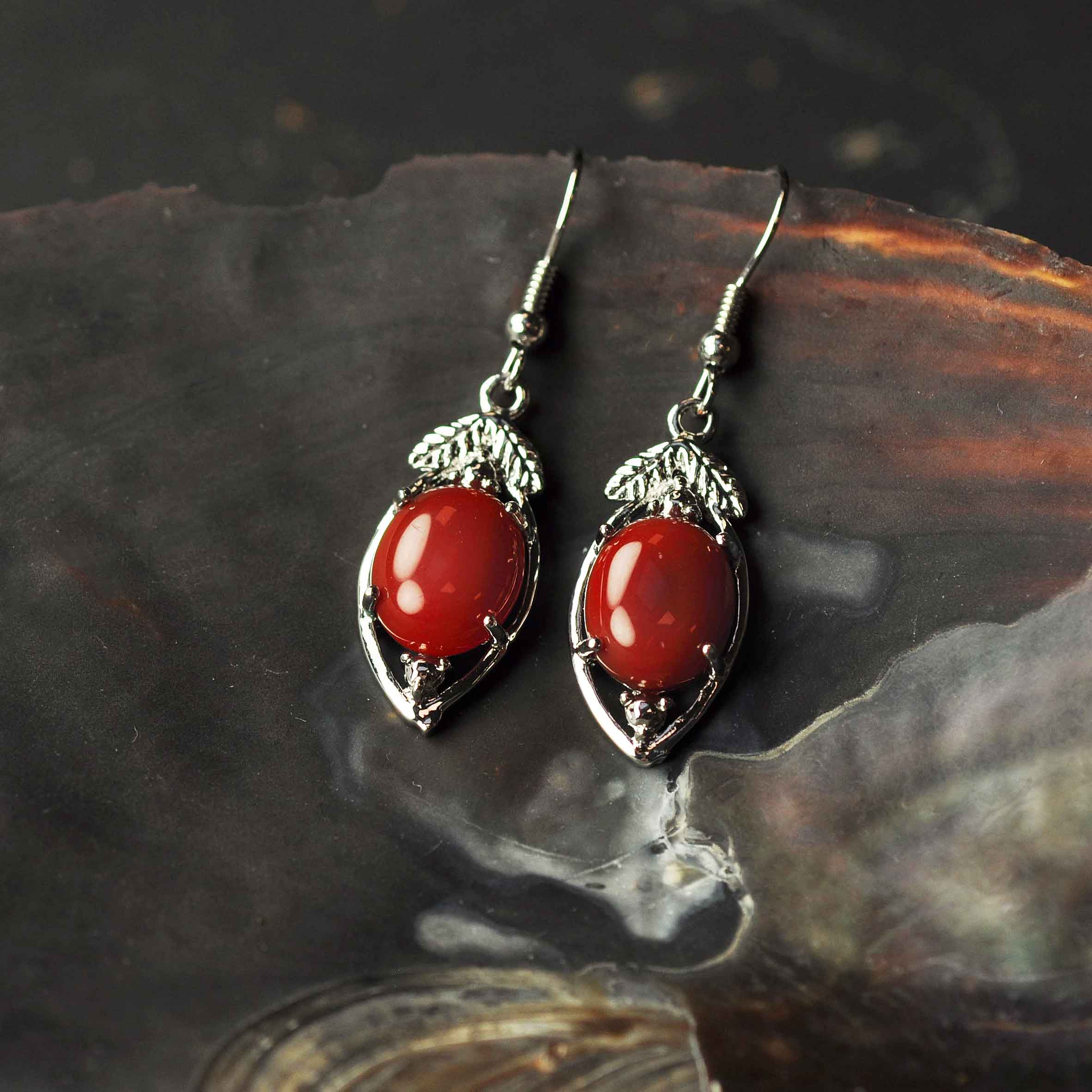 Edelstenen oorbellen met rode agaat en sterling zilver (925), hangend aan schelp | Red Agate Leaf