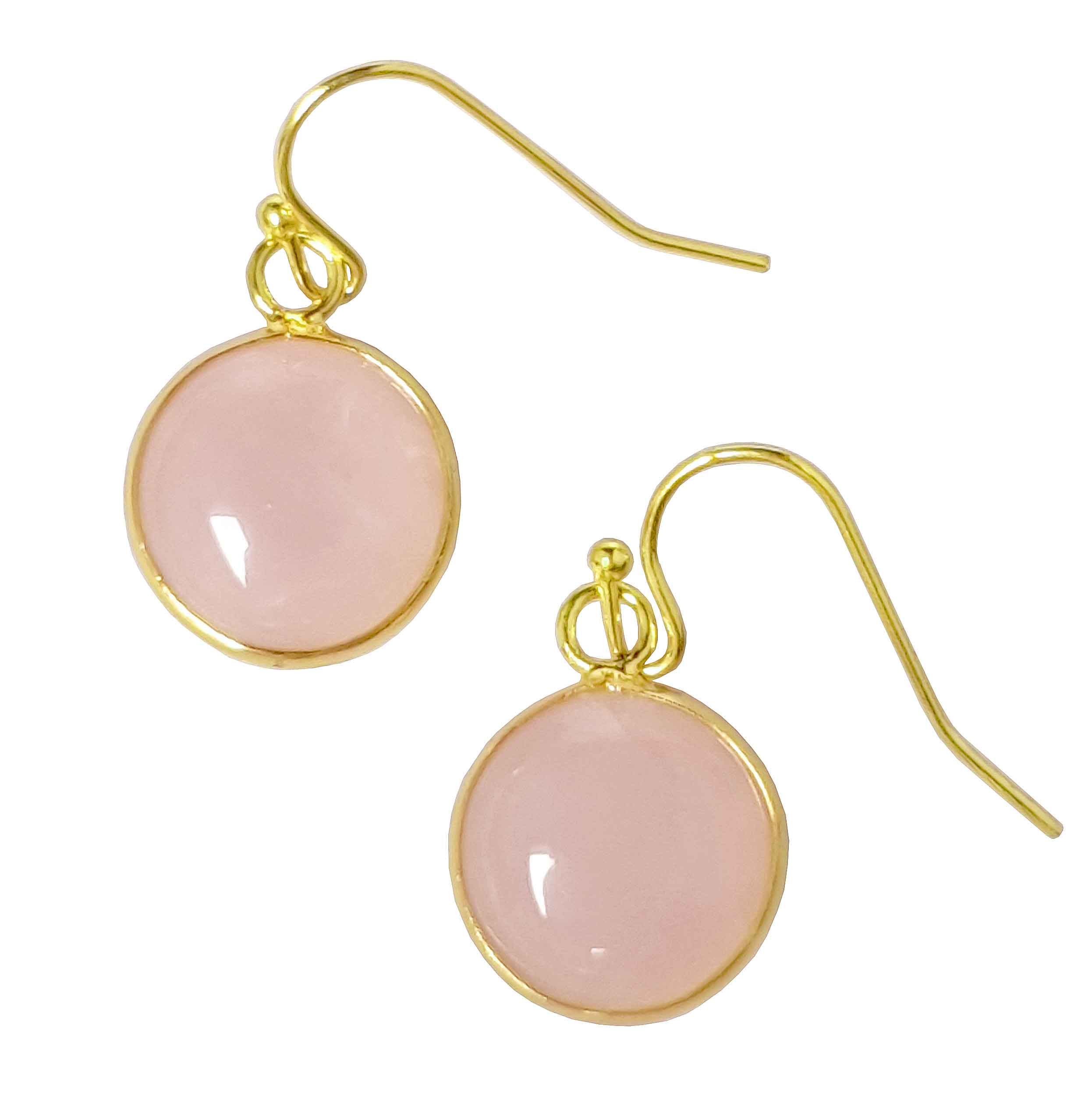 Roze edelstenen oorbellen met rozenkwarts en goud edelstaal schuin liggend | Rosé Quartz Gold Round