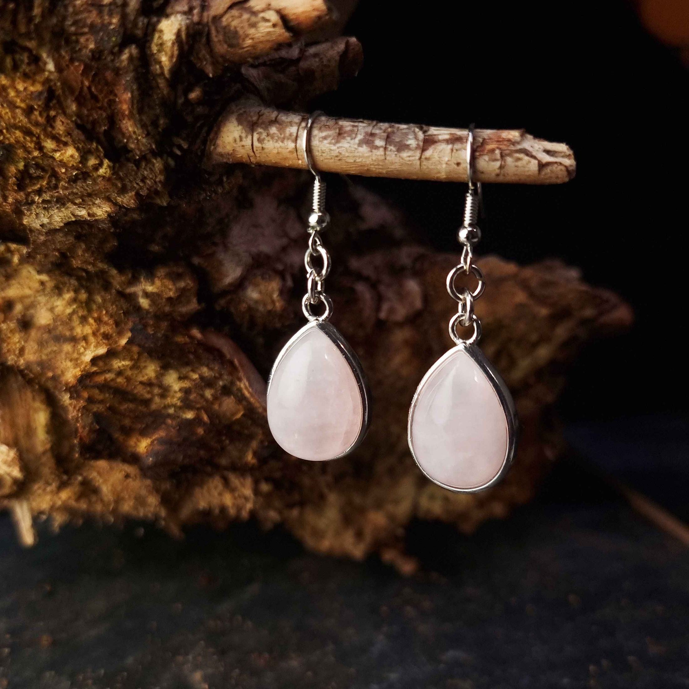 Licht roze edelstenen oorbellen met rozenkwarts en sterling zilver hangend aan tak| Rose Quartz Teardrop
