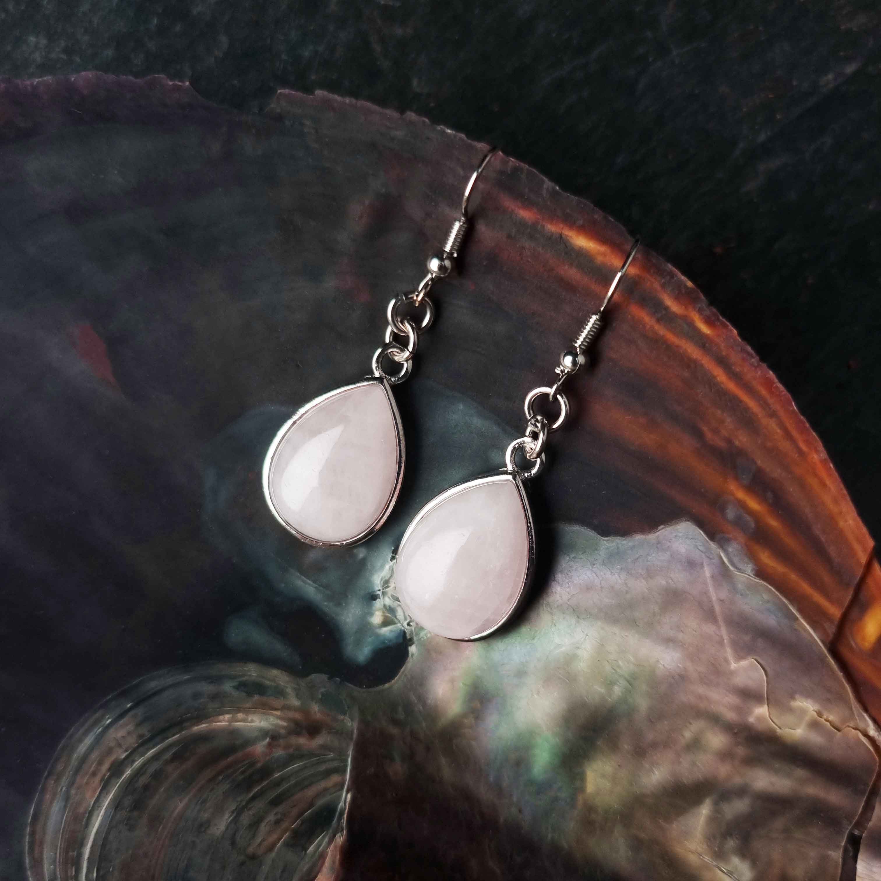 Licht roze edelstenen oorbellen met rozenkwarts en sterling zilver hangen aan schelp | Rose Quartz Teardrop