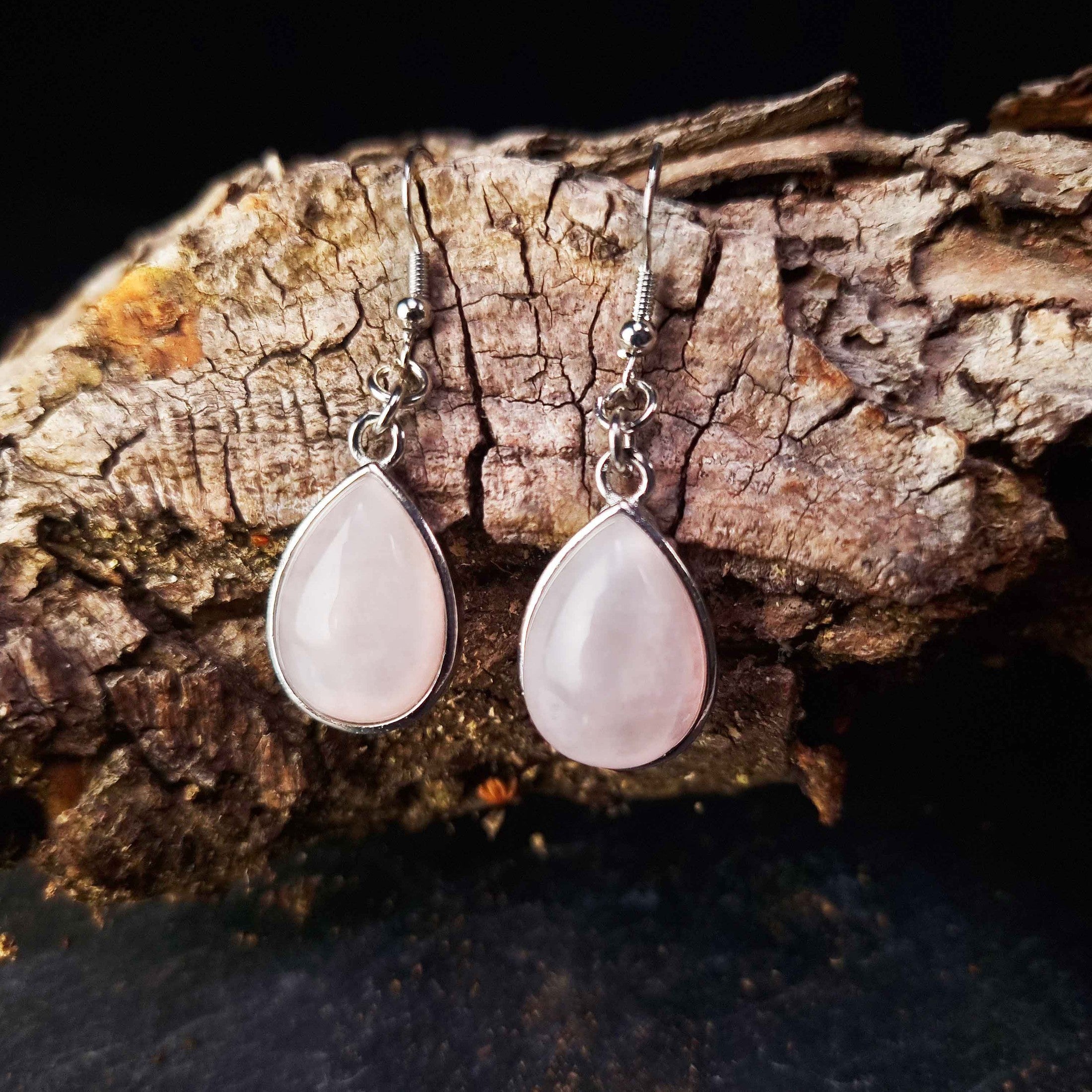 Licht roze edelstenen oorbellen met rozenkwarts en sterling zilver hangend aan schors | Rose Quartz Teardrop