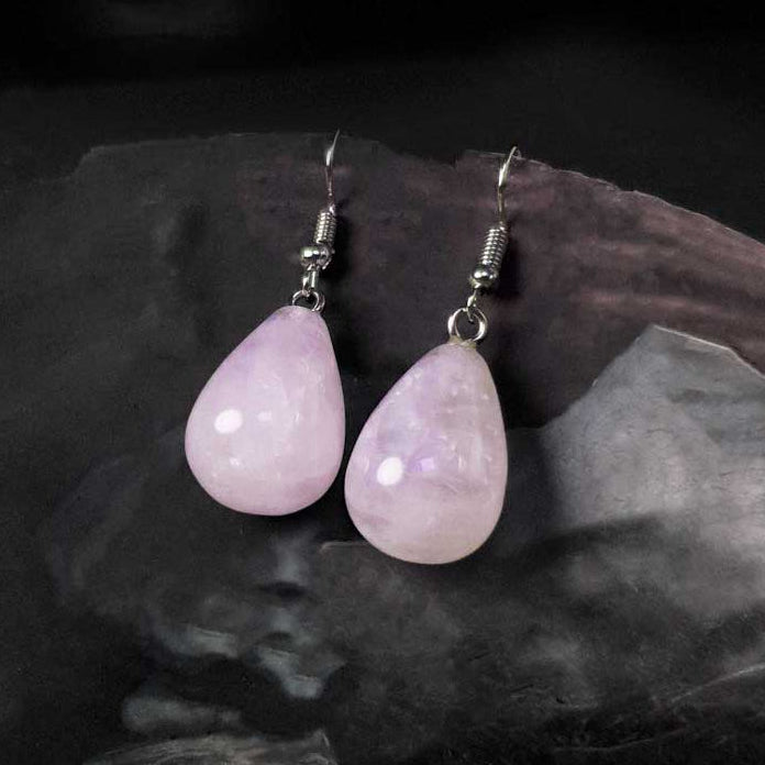 Roze edelstenen oorbellen met rozenkwarts in druppel vorm en sterling zilver (925) liggend in schelp | Rosé Quartz Big Drop