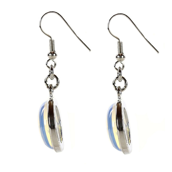 Licht blauwe edelstenen oorbellen met opaal en sterling zilver (925), zijaanzicht | Sea Opal Round