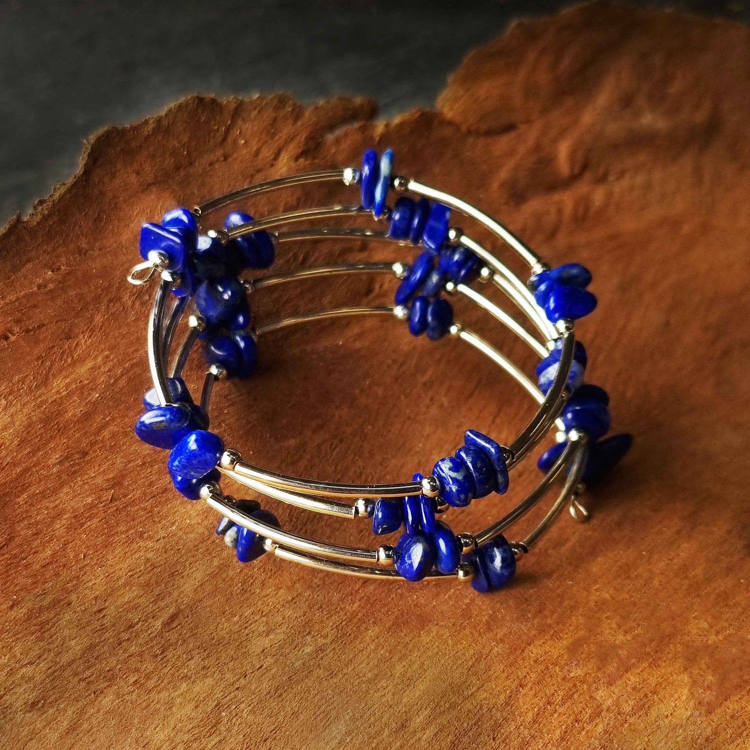 Blauwe edelsteen wikkel armband met lapis lazuli liggend op hout | Wrap Lapis Lazuli Chip