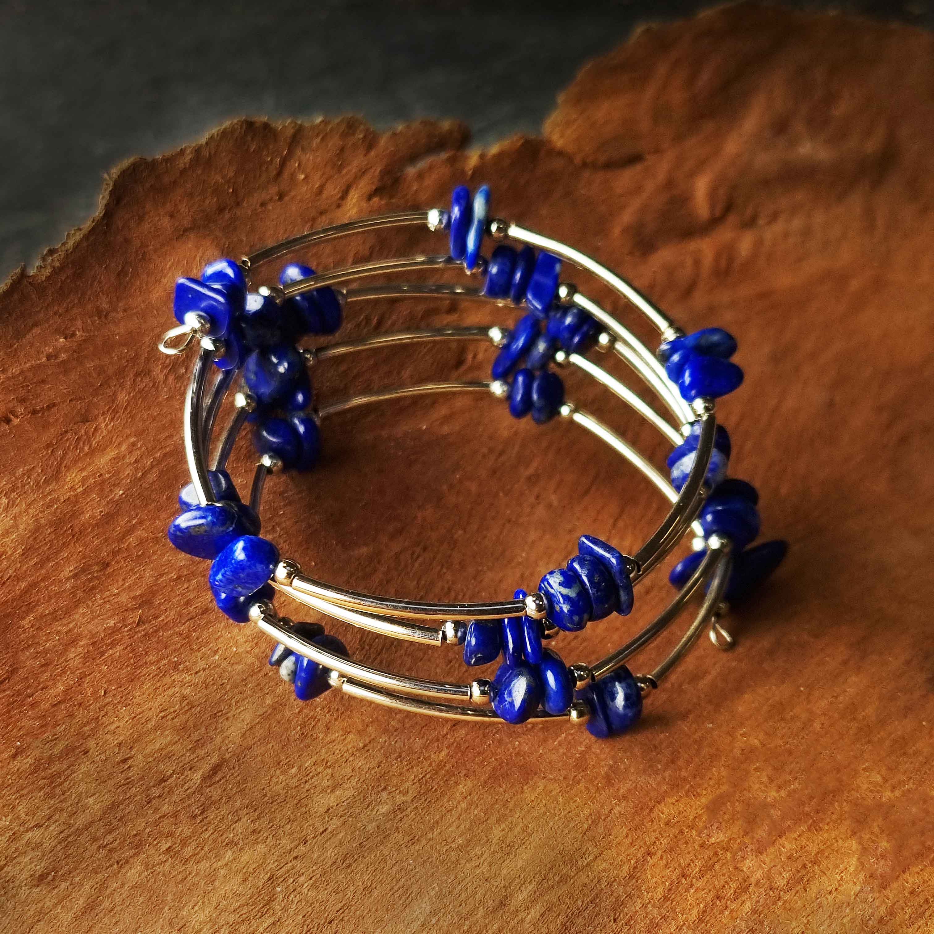 Blauwe edelsteen wikkel armband met lapis lazuli liggend op hout | Wrap Lapis Lazuli Chip