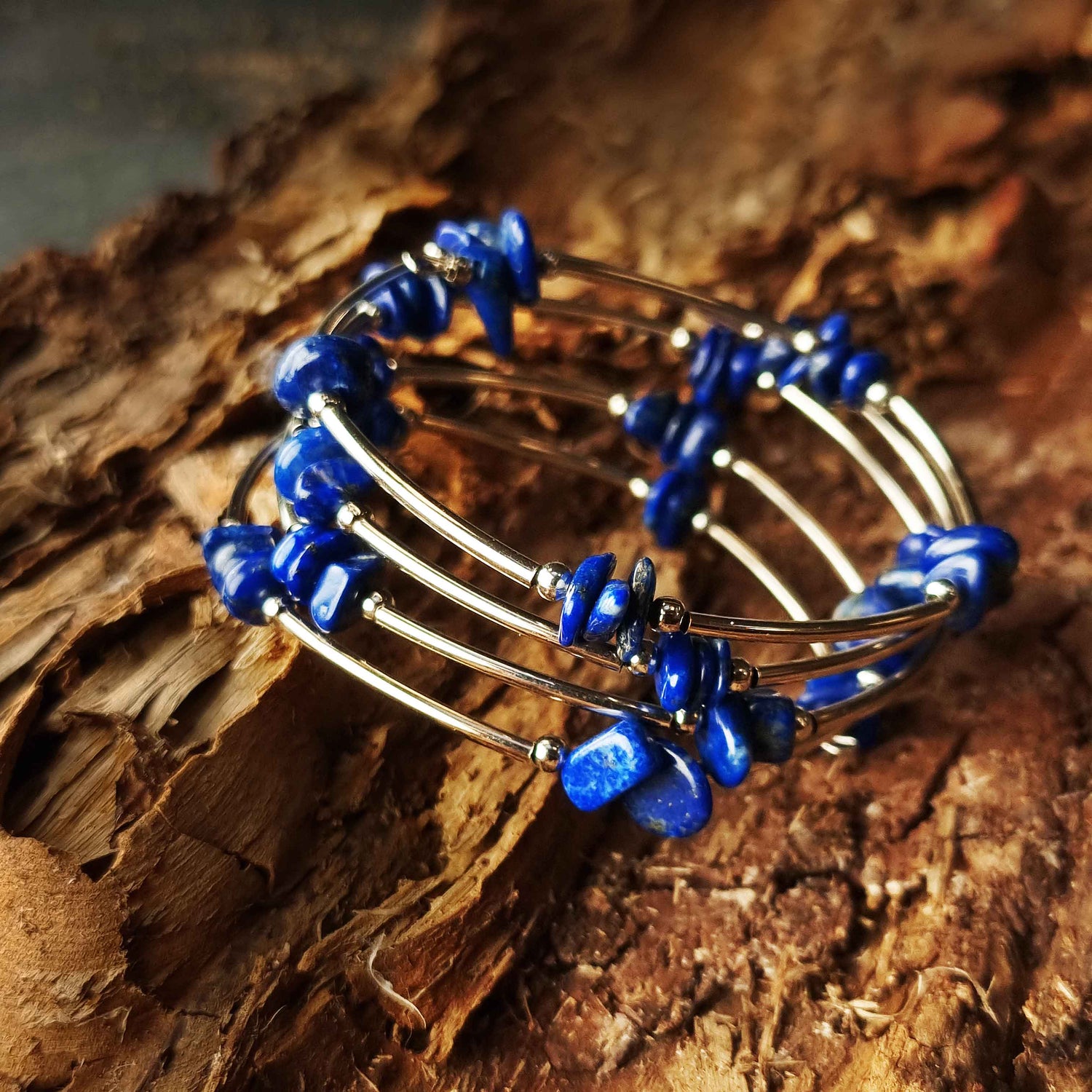 Blauwe edelsteen wikkel armband met lapis lazuli liggend op schors | Wrap Lapis Lazuli Chip