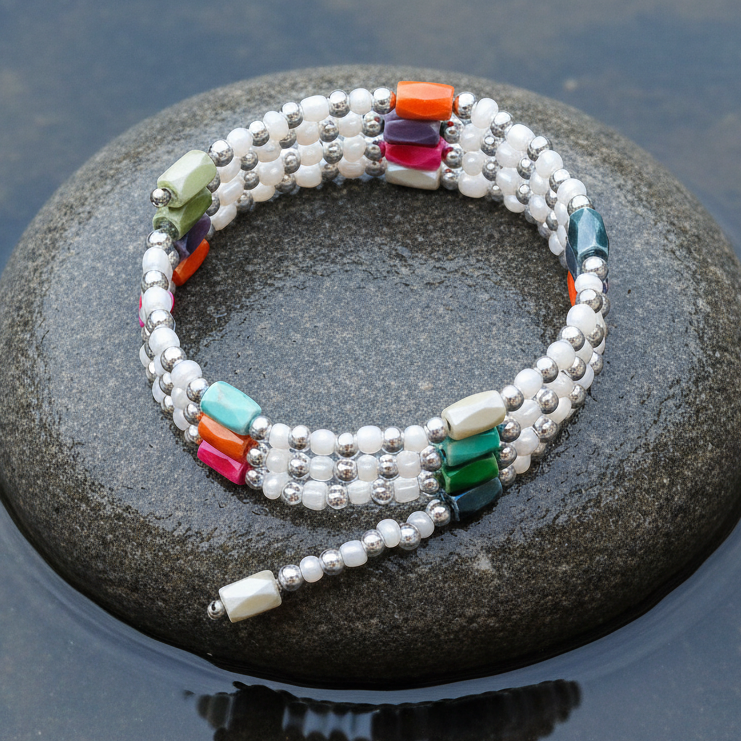 Lange edelstenen ketting met magnetiet ook te dragen als armband liggend op steen in water | Color White Magnetite Wrap