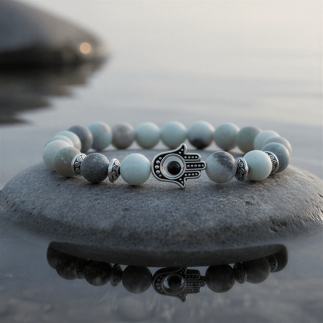 Edelstenen armband met amazoniet steen en Hamsa handje liggend op steen in water | Elastisch | Frozen Amazonite Hamsa