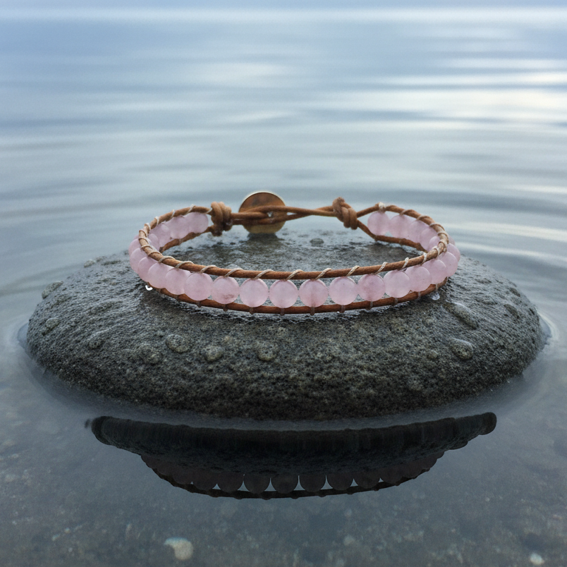 Roze edelstenen armband met rozenkwarts en licht bruin leer liggend op steen | Wrap Rose Quartz Light