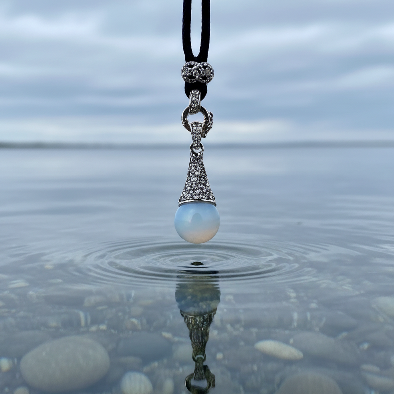 Sea opal hanger met kristallen boven water