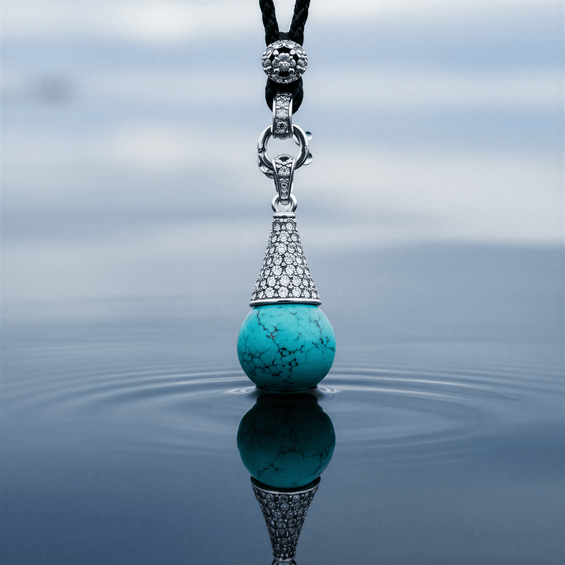Turkoois edelstenen ketting met stras stenen en turkoois hangend boven water | Turquoise Bling