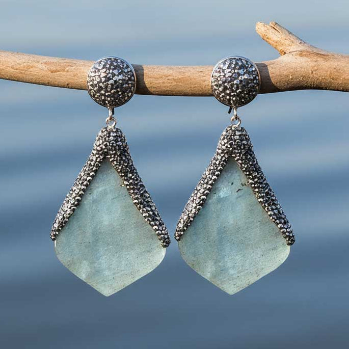 Grote edelstenen oorbellen met labradoriet en stras steentjes hangend aan tak | Big Bright Labradorite Flyer